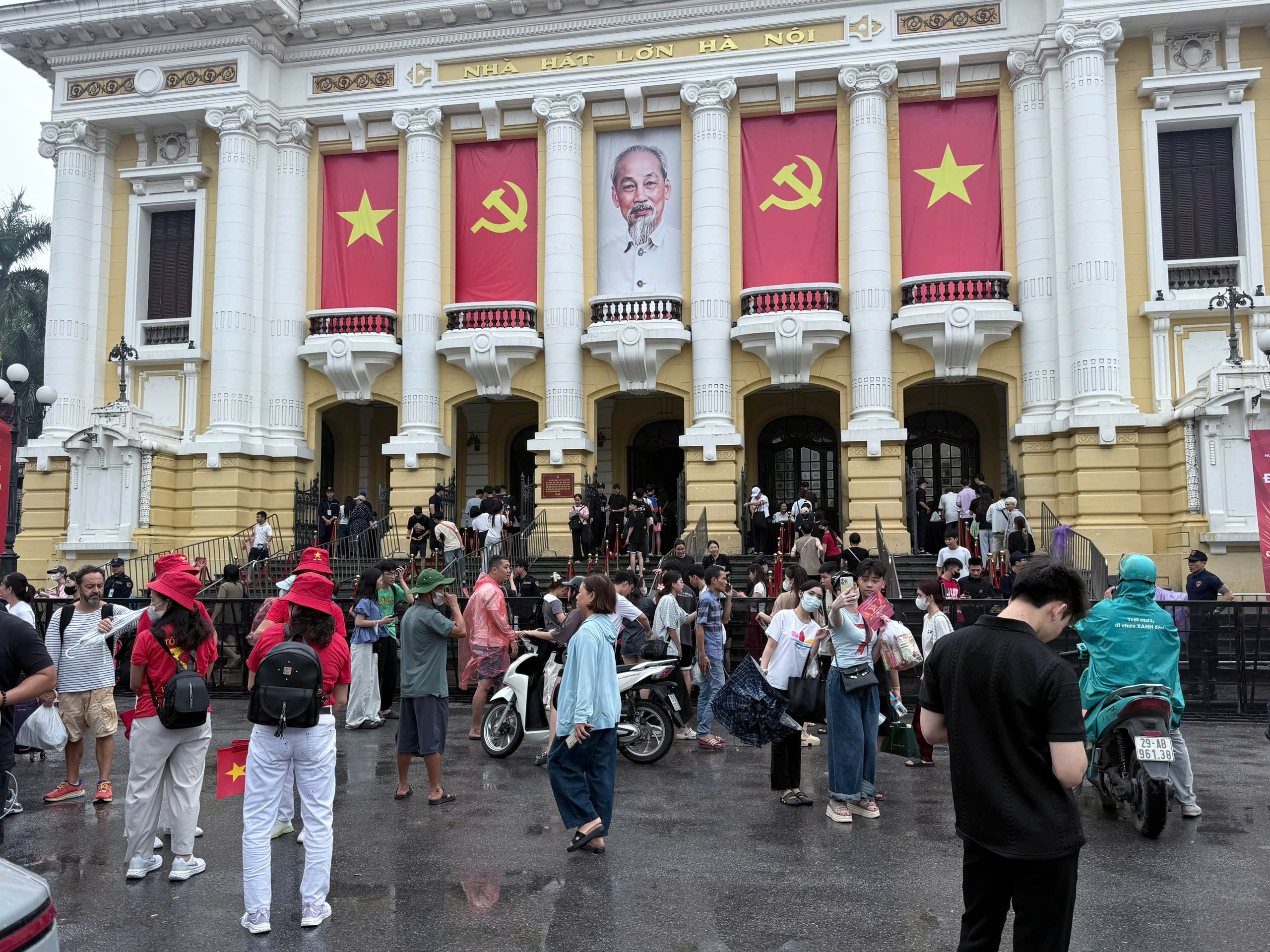 Khán giả rạng rỡ khi nhận được vé miễn phí sáng nay - ảnh 3