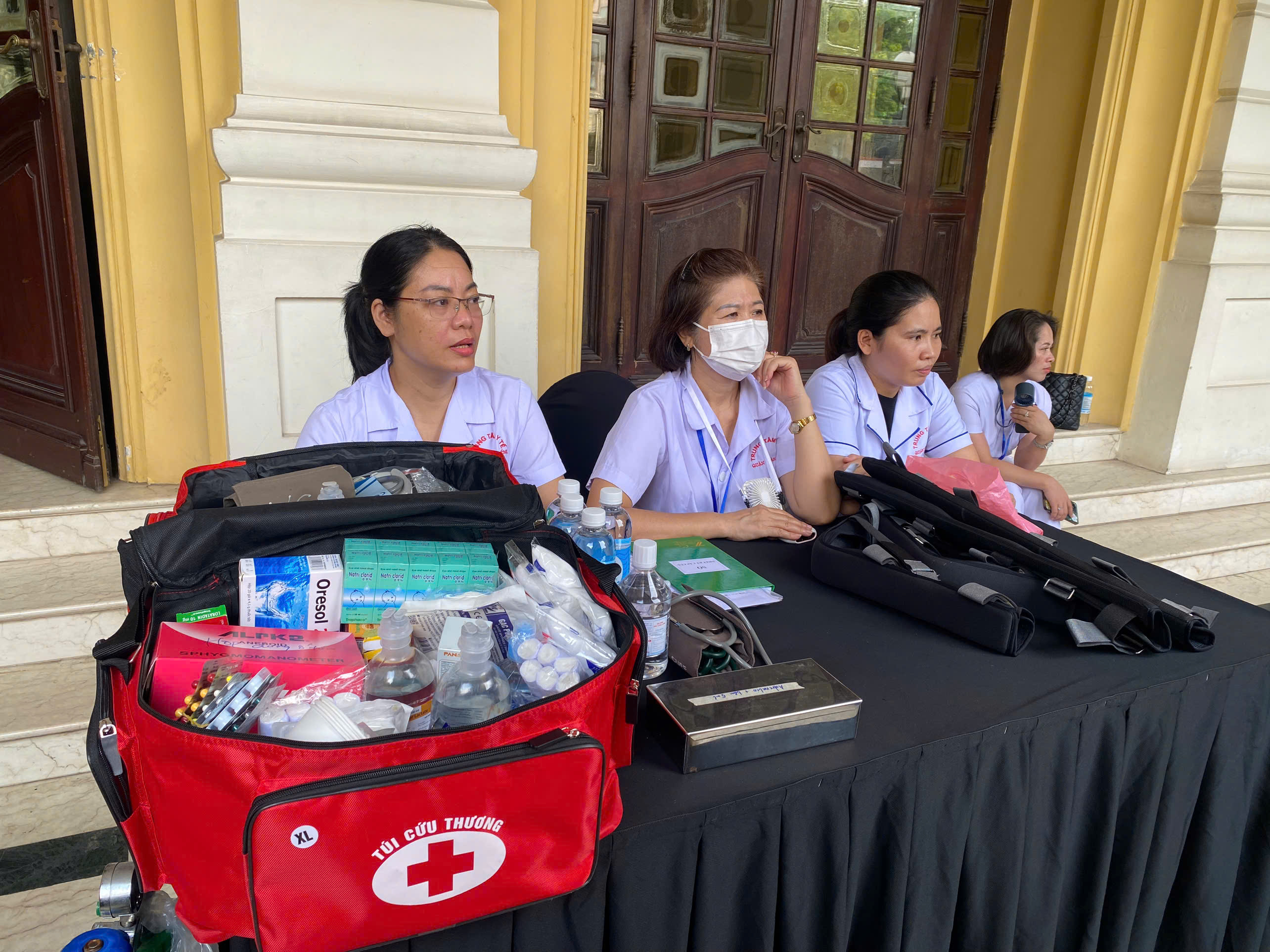 Khán giả rạng rỡ khi nhận được vé miễn phí sáng nay - ảnh 1