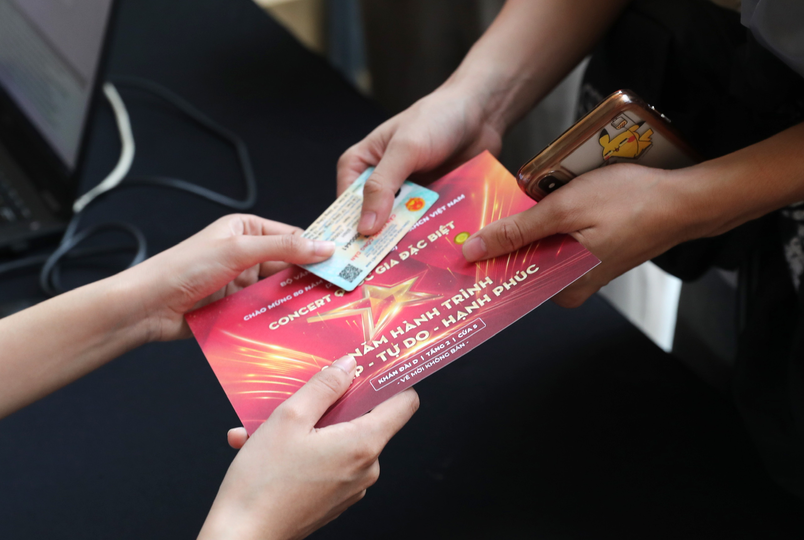 Khán giả rạng rỡ khi nhận được vé miễn phí sáng nay - ảnh 4