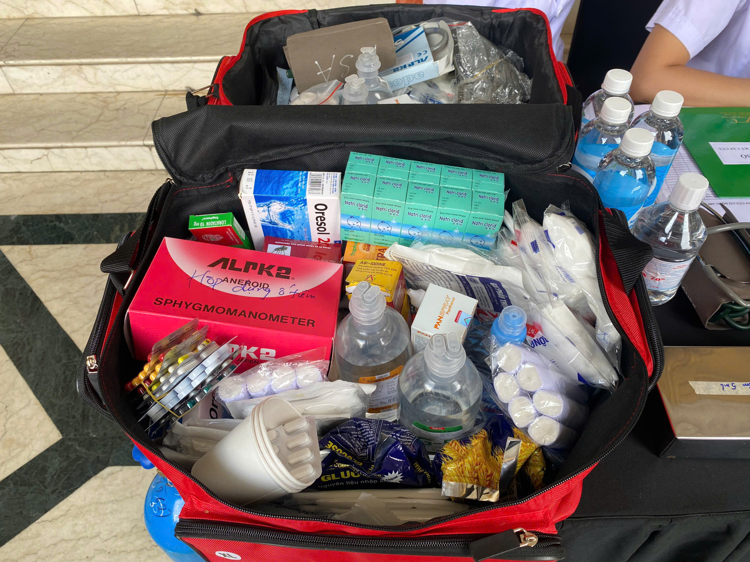 Khán giả rạng rỡ khi nhận được vé miễn phí sáng nay - ảnh 2