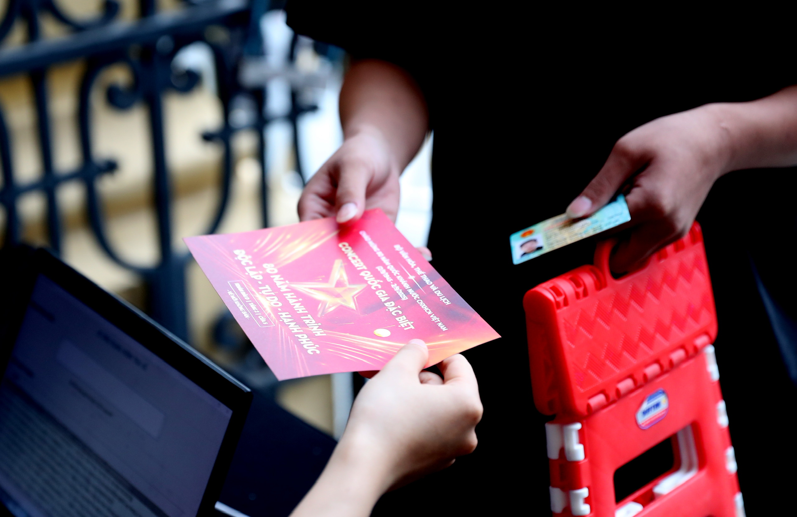 Khán giả rạng rỡ khi nhận được vé miễn phí sáng nay - ảnh 5