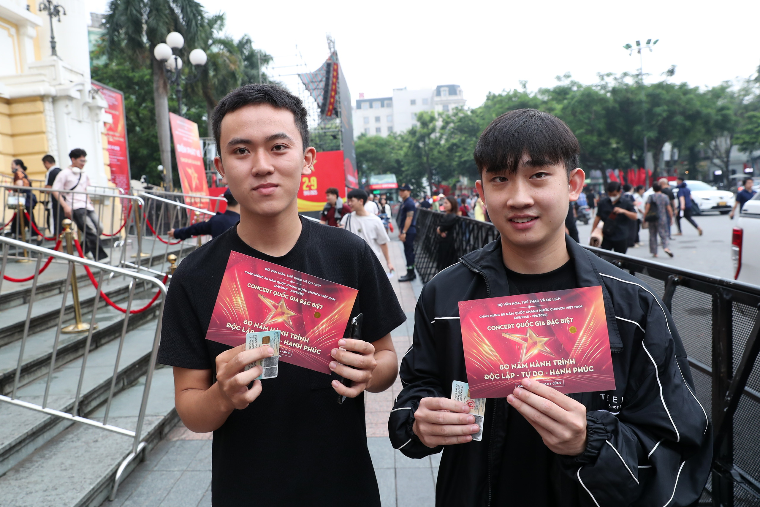 Khán giả rạng rỡ khi nhận được vé miễn phí sáng nay - ảnh 6