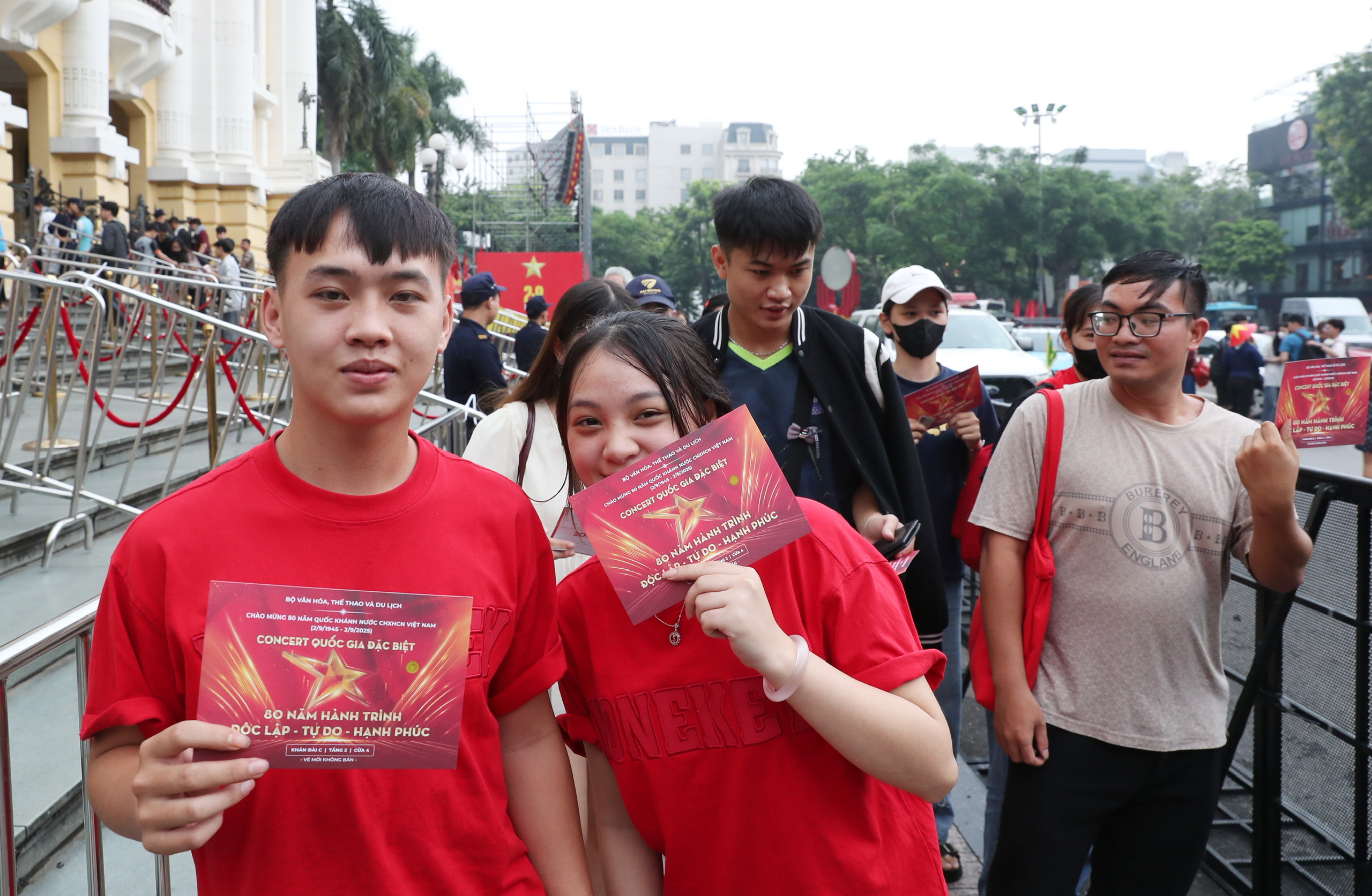 Khán giả rạng rỡ khi nhận được vé miễn phí sáng nay - ảnh 7