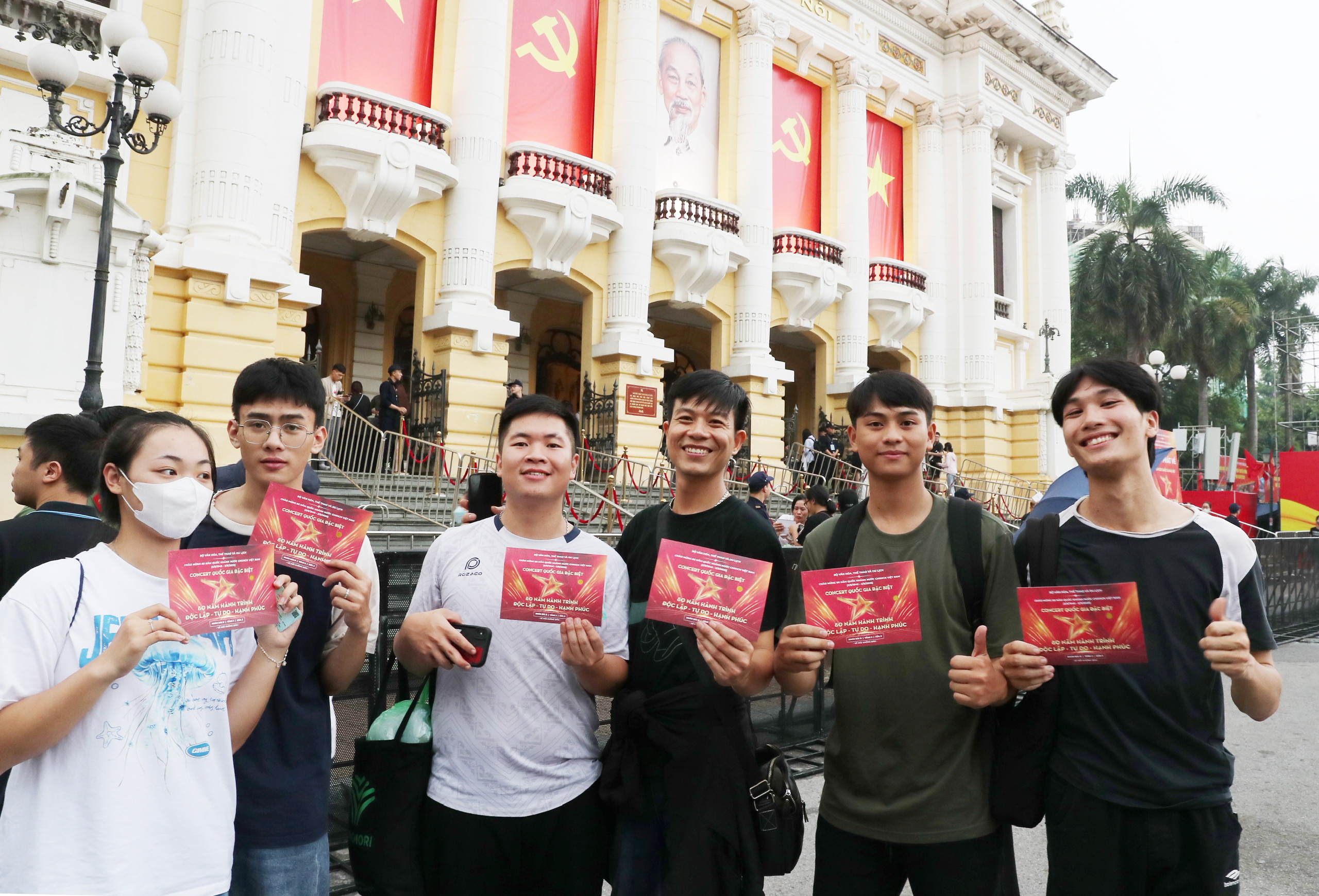 Khán giả rạng rỡ khi nhận được vé miễn phí sáng nay - ảnh 8