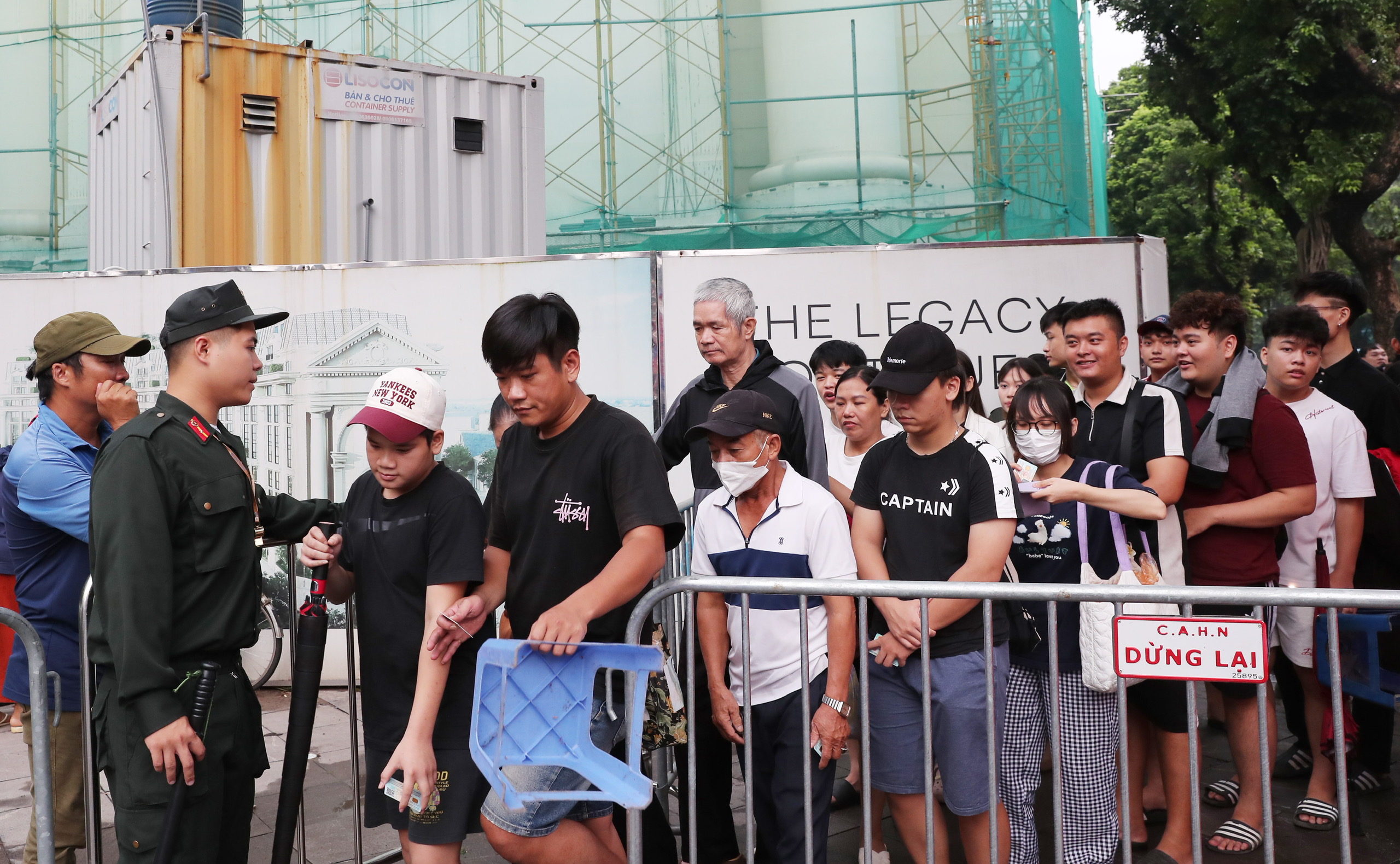 Khán giả rạng rỡ khi nhận được vé miễn phí sáng nay - ảnh 9