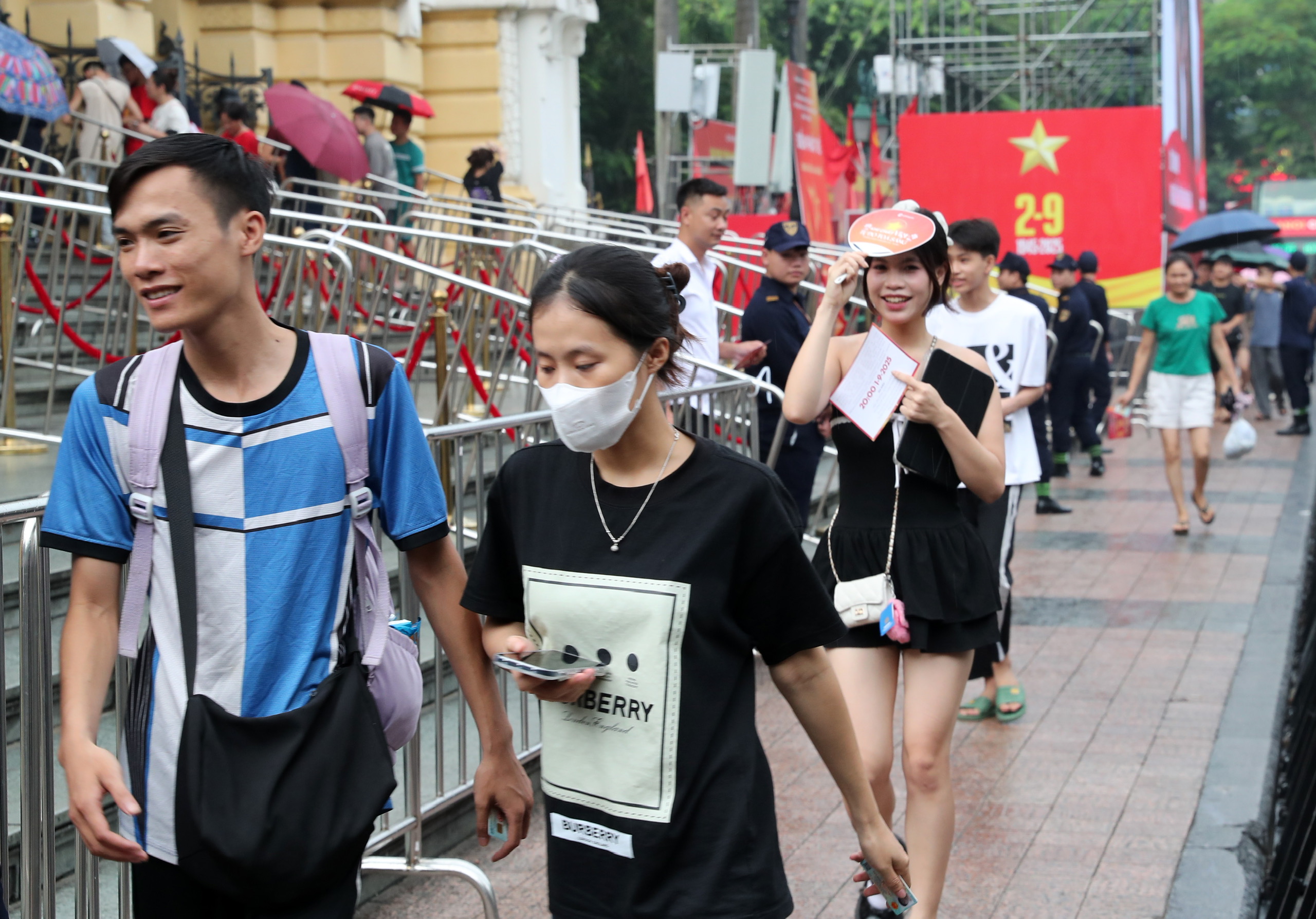 Khán giả rạng rỡ khi nhận được vé miễn phí sáng nay - ảnh 10