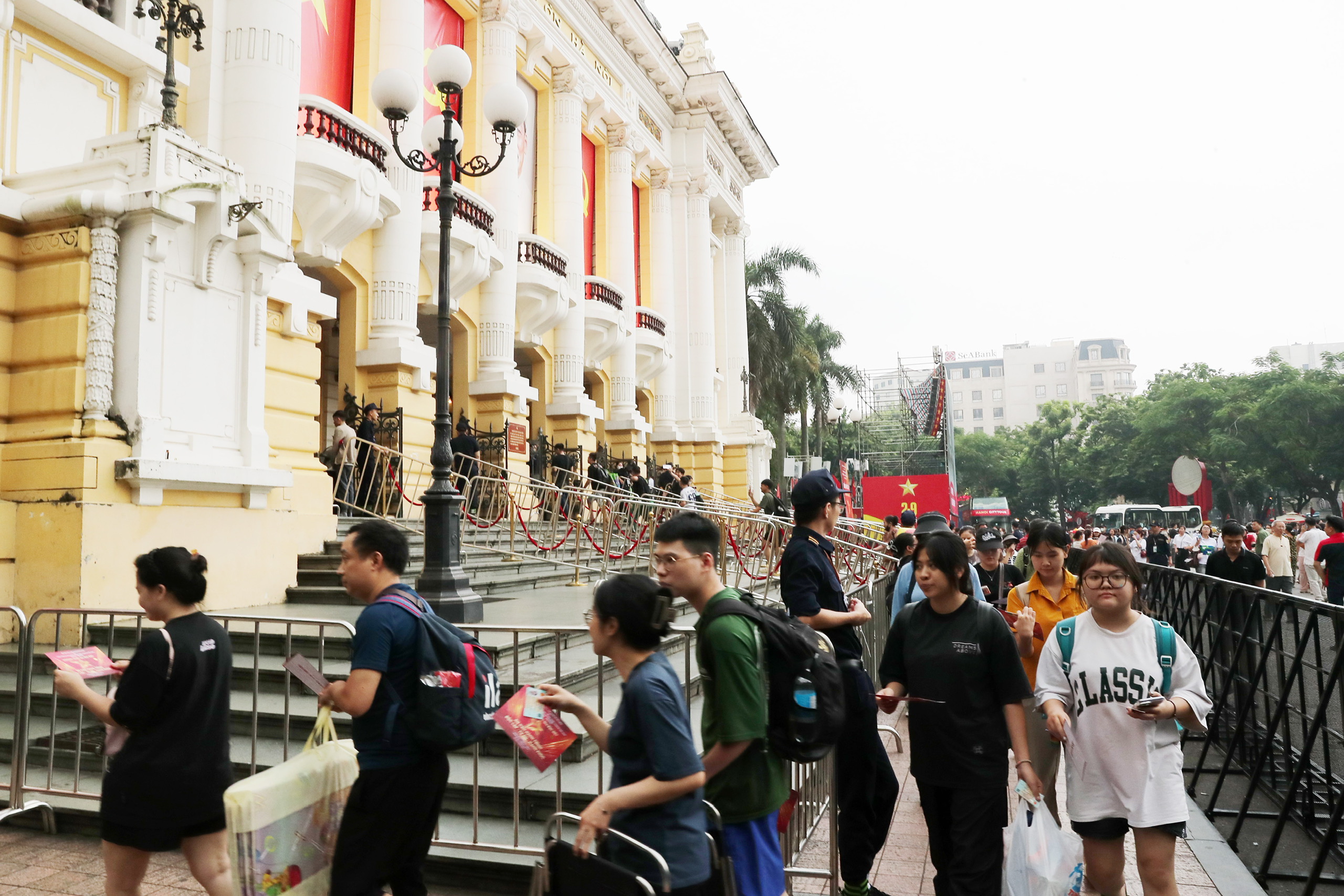 Khán giả rạng rỡ khi nhận được vé miễn phí sáng nay - ảnh 11