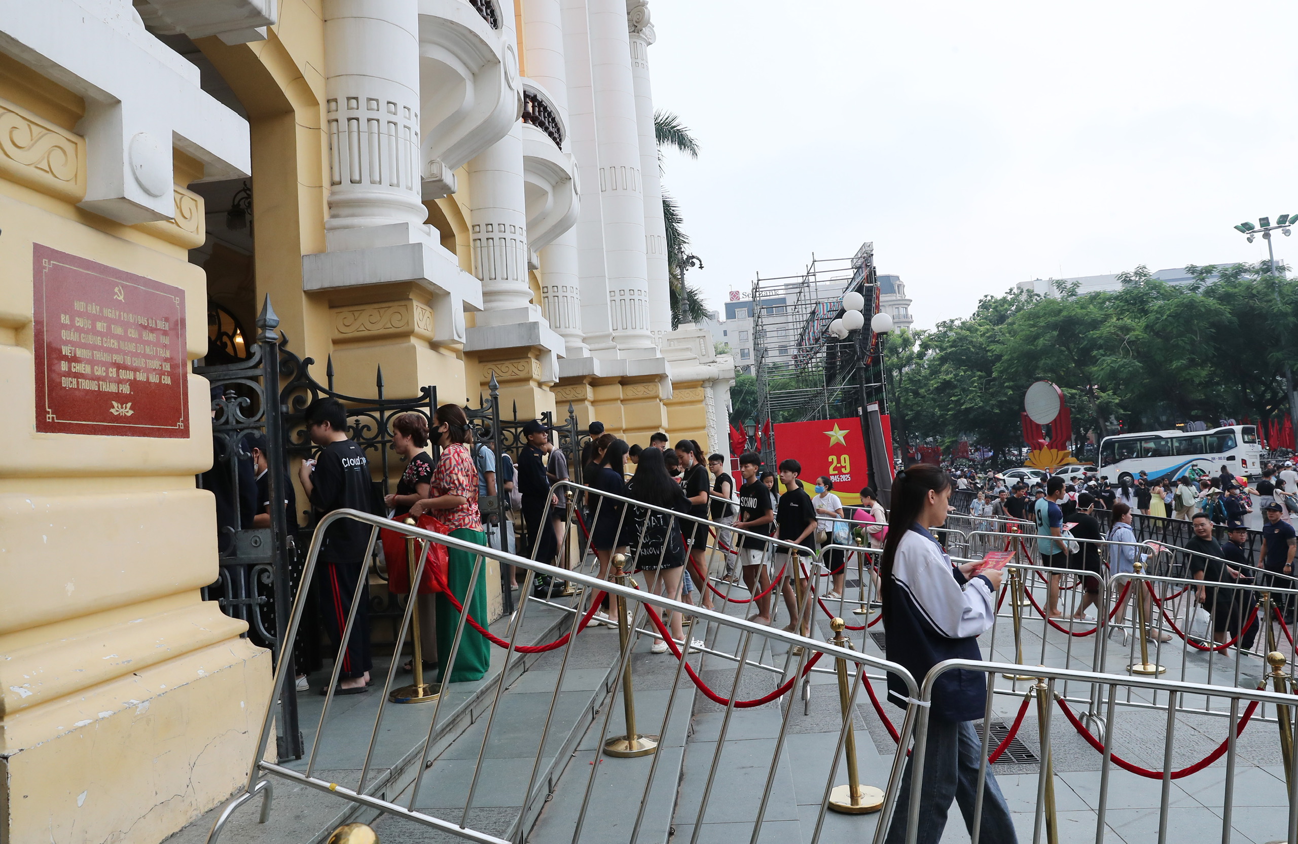 Khán giả rạng rỡ khi nhận được vé miễn phí sáng nay - ảnh 12