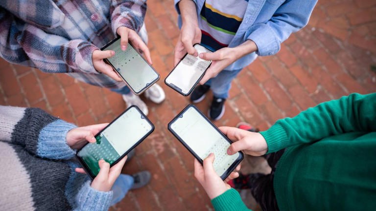 Điện thoại thông minh: Nguy hiểm với trẻ dưới 13 tuổi