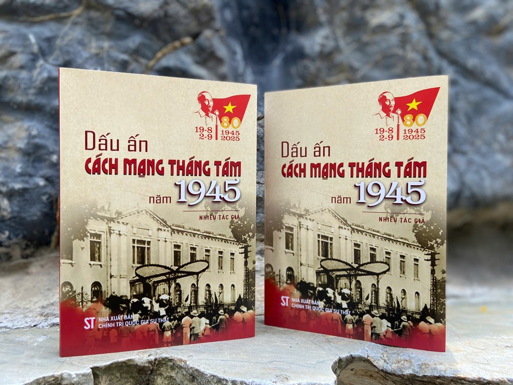 Sống lại những ngày lịch sử qua từng trang sách “Dấu ấn Cách mạng Tháng Tám năm 1945”