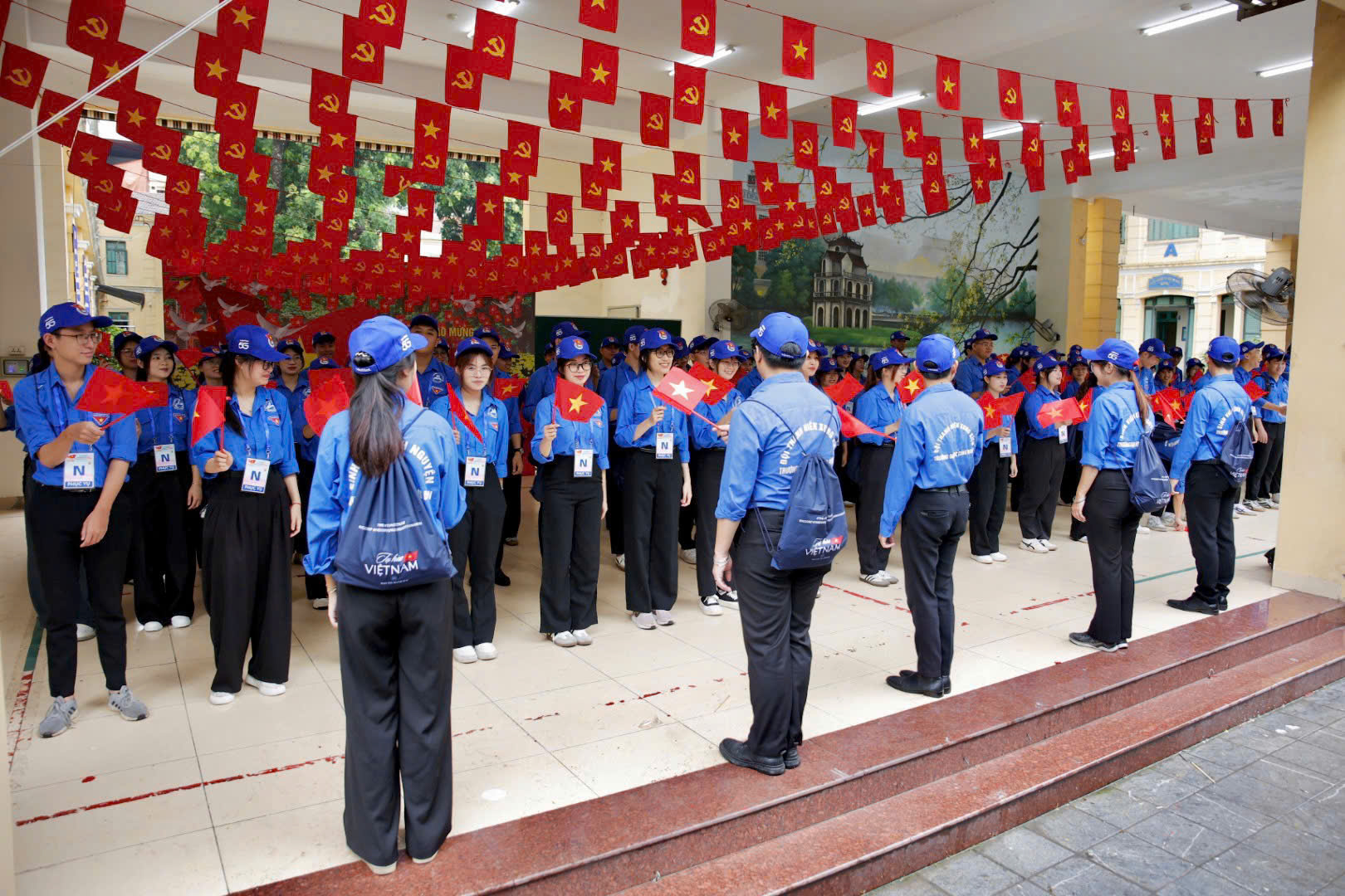 Các tình nguyện viên hào hứng hỗ trợ, tiếp sức các đoàn diễu binh, diễu hành phục vụ A80 từ sớm