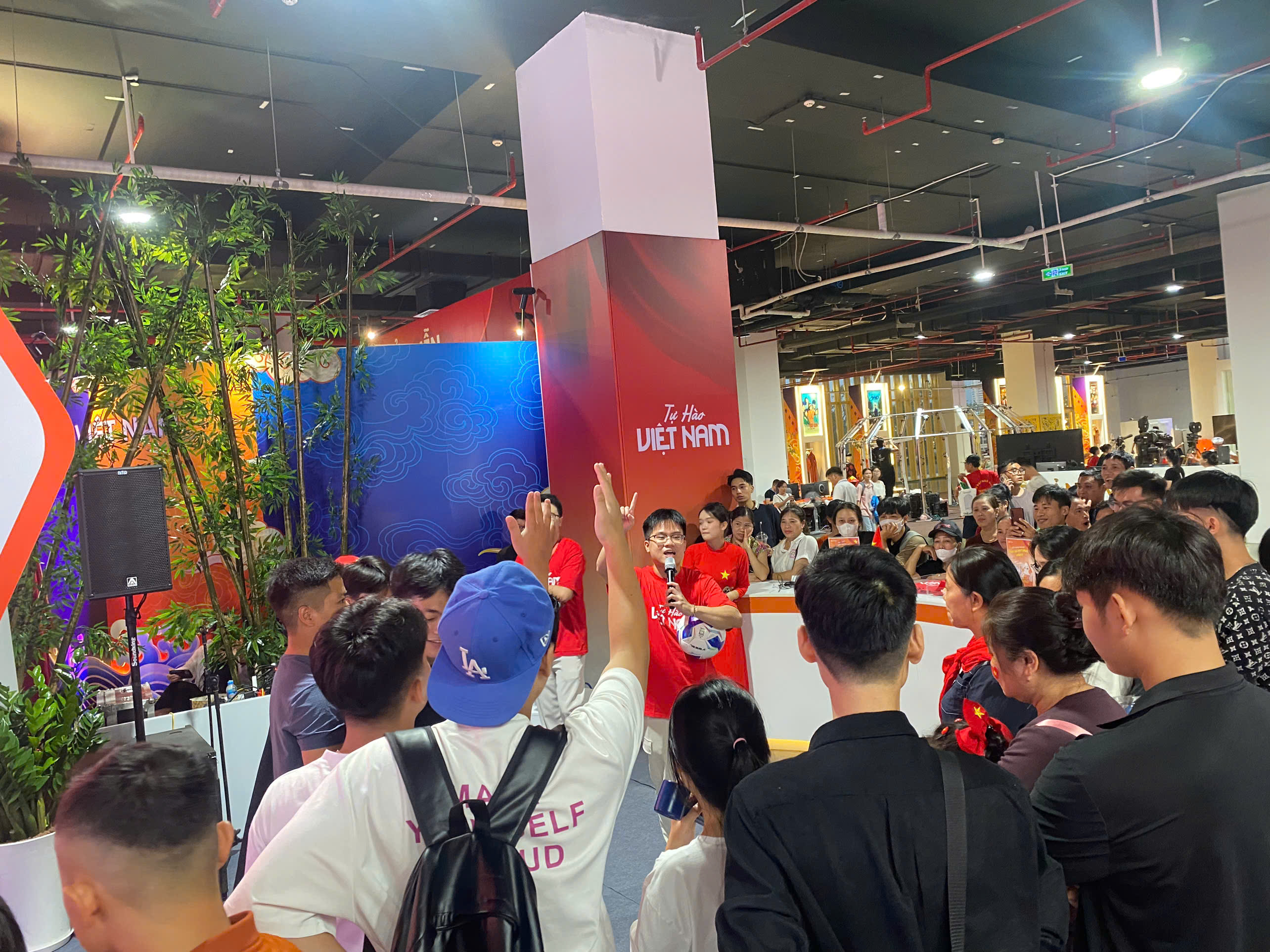 Sau nghỉ lễ, Triển lãm thành tựu đất nước tiếp tục thu hút hàng nghìn du khách