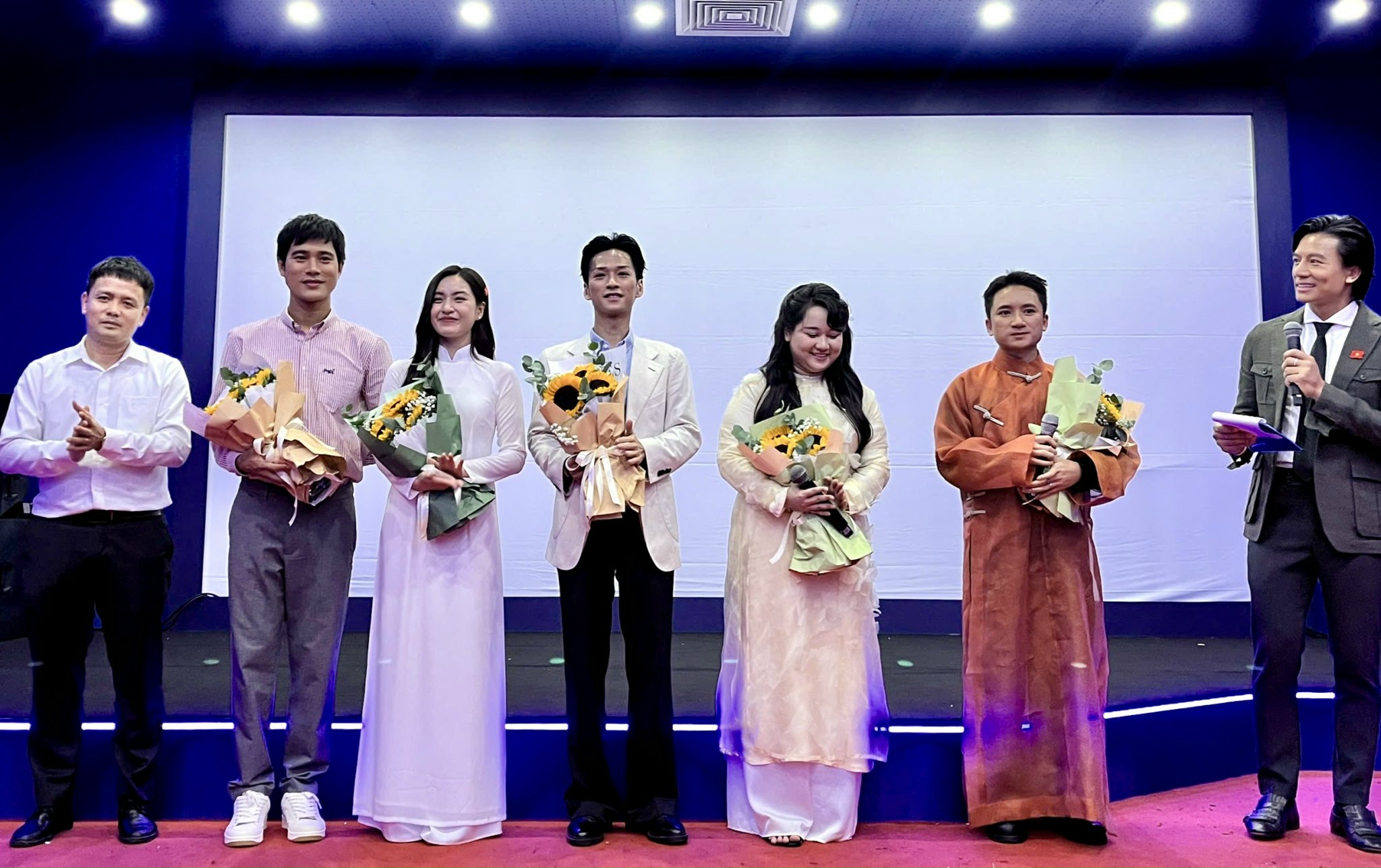 Dàn diễn viên phim "Mắt biếc" giao lưu cùng khán giả tại Triển lãm Thành tựu đất nước