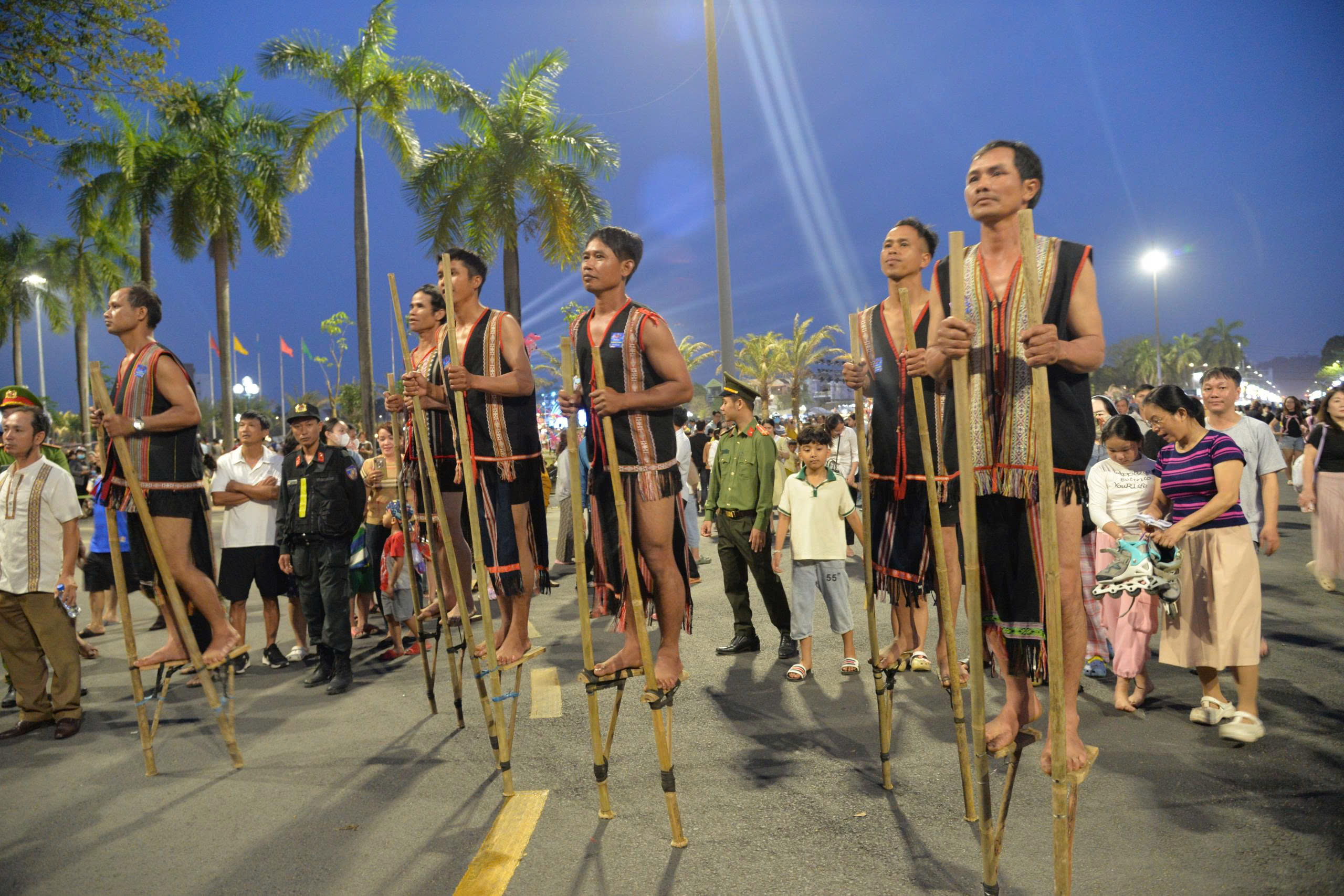 (Emagazine) Bài 1: Dòng chảy di sản văn hóa của đồng bào DTTS - ảnh 11