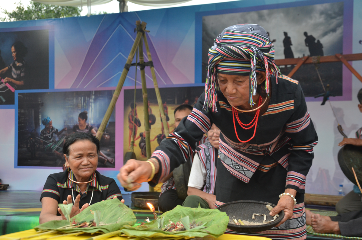 (Emagazine) Kỳ 2 - Bảo tồn, phát huy tinh hoa văn hóa các DTTS trong thời kỳ mới - ảnh 8