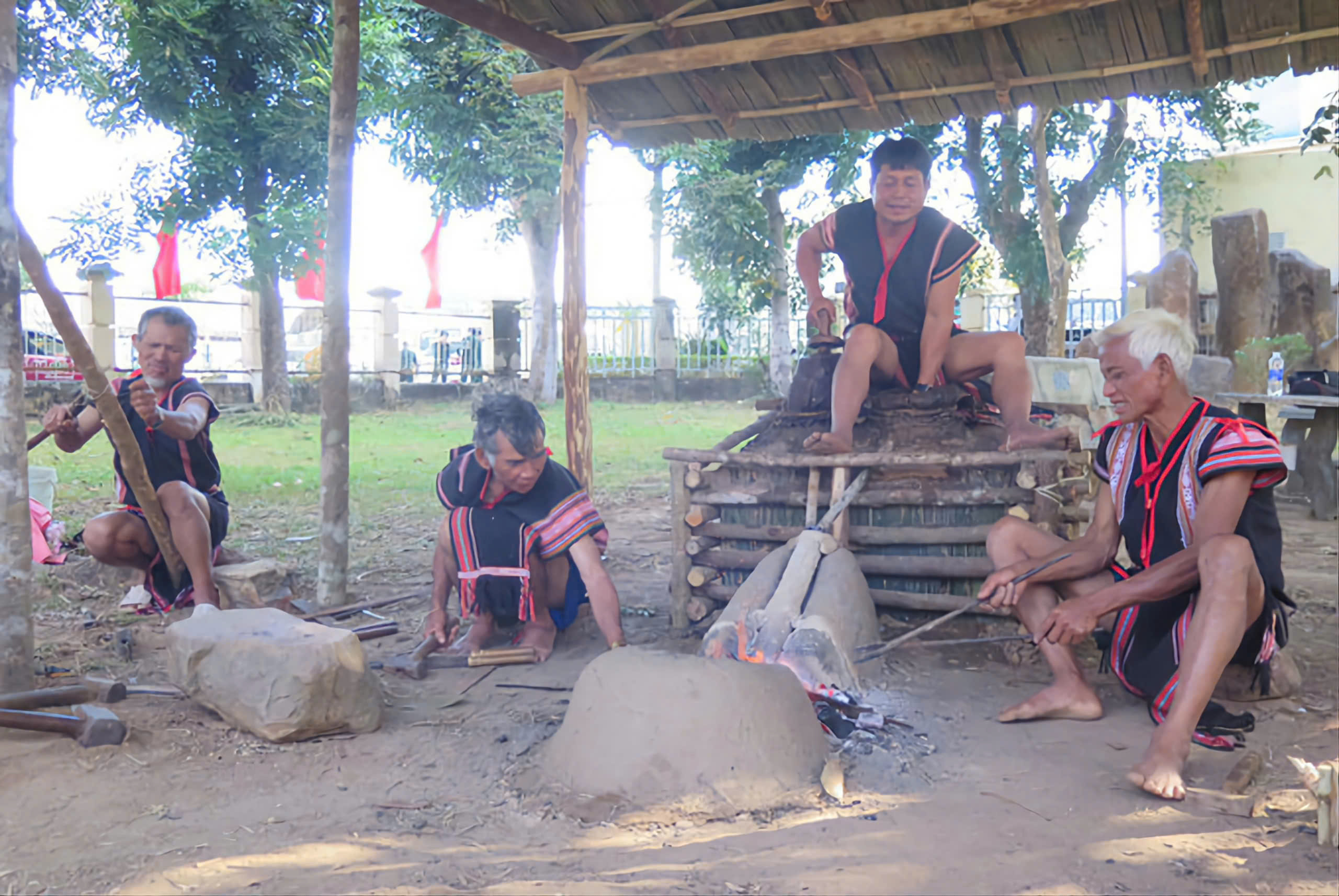 (Emagazine) Kỳ 2 - Bảo tồn, phát huy tinh hoa văn hóa các DTTS trong thời kỳ mới - ảnh 9