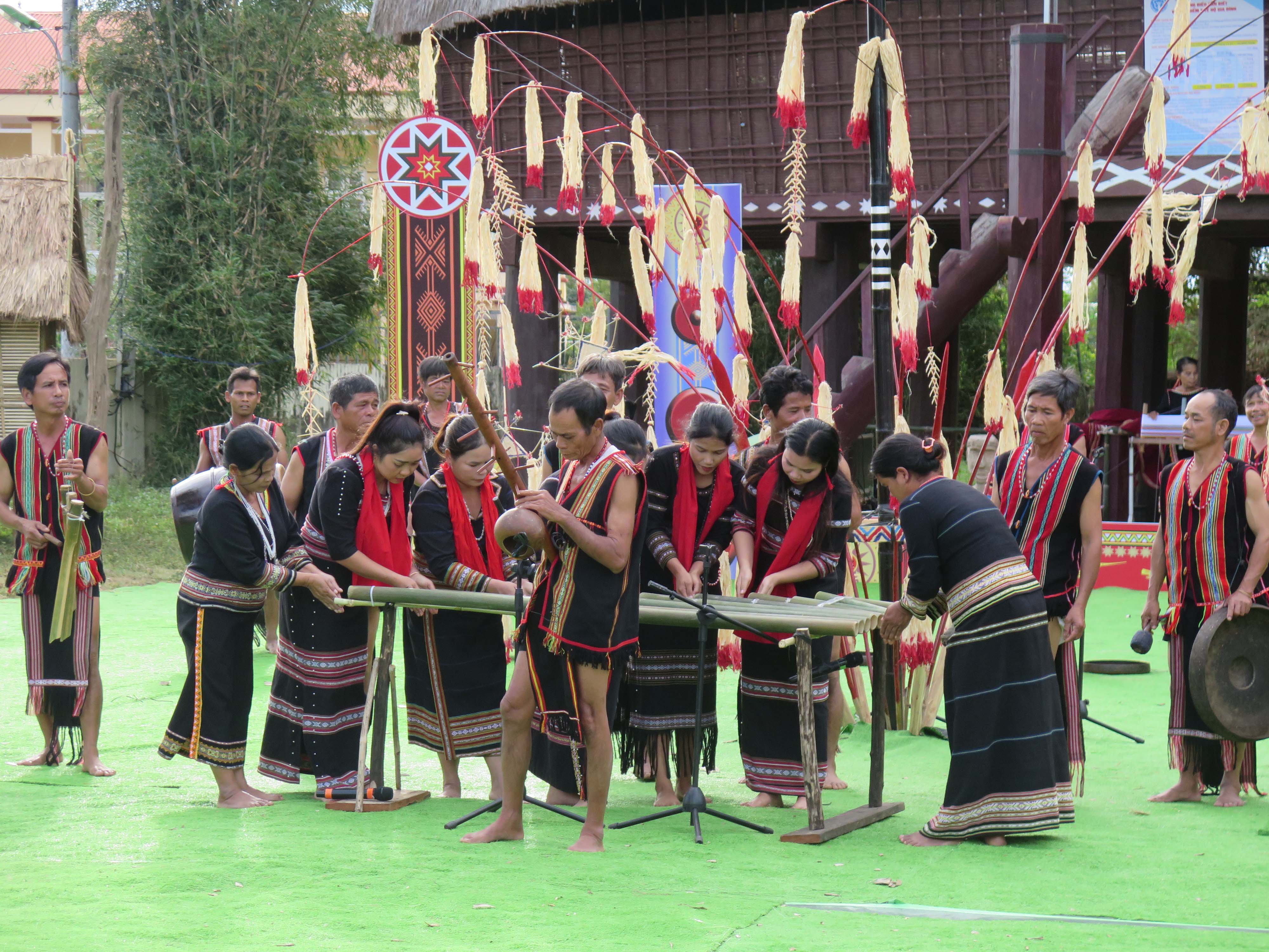 (Emagazine) Kỳ 2 - Bảo tồn, phát huy tinh hoa văn hóa các DTTS trong thời kỳ mới - ảnh 3