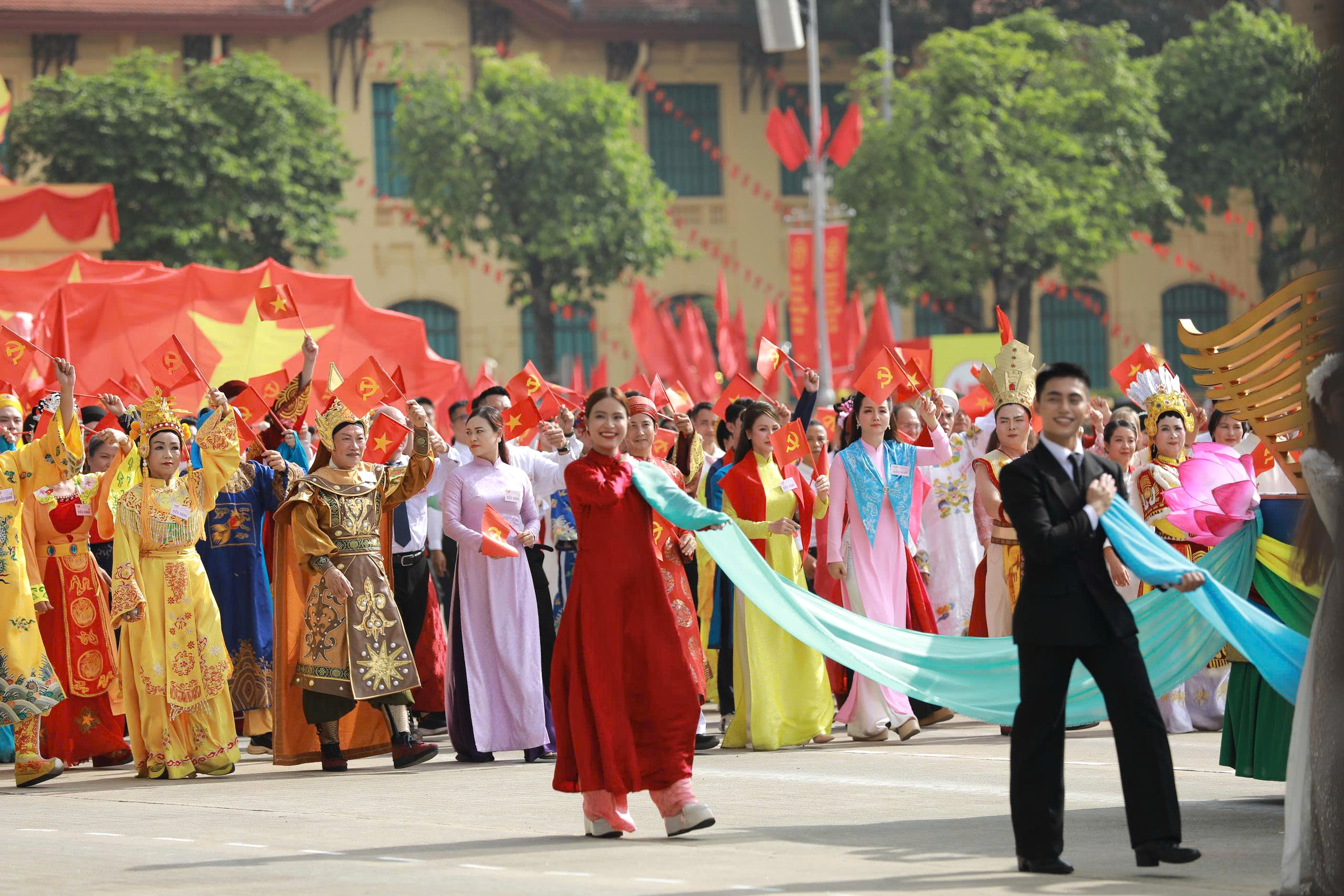 Những tà áo dài rực rỡ của các nghệ sĩ trong ngày diễu binh, diễu hành A80