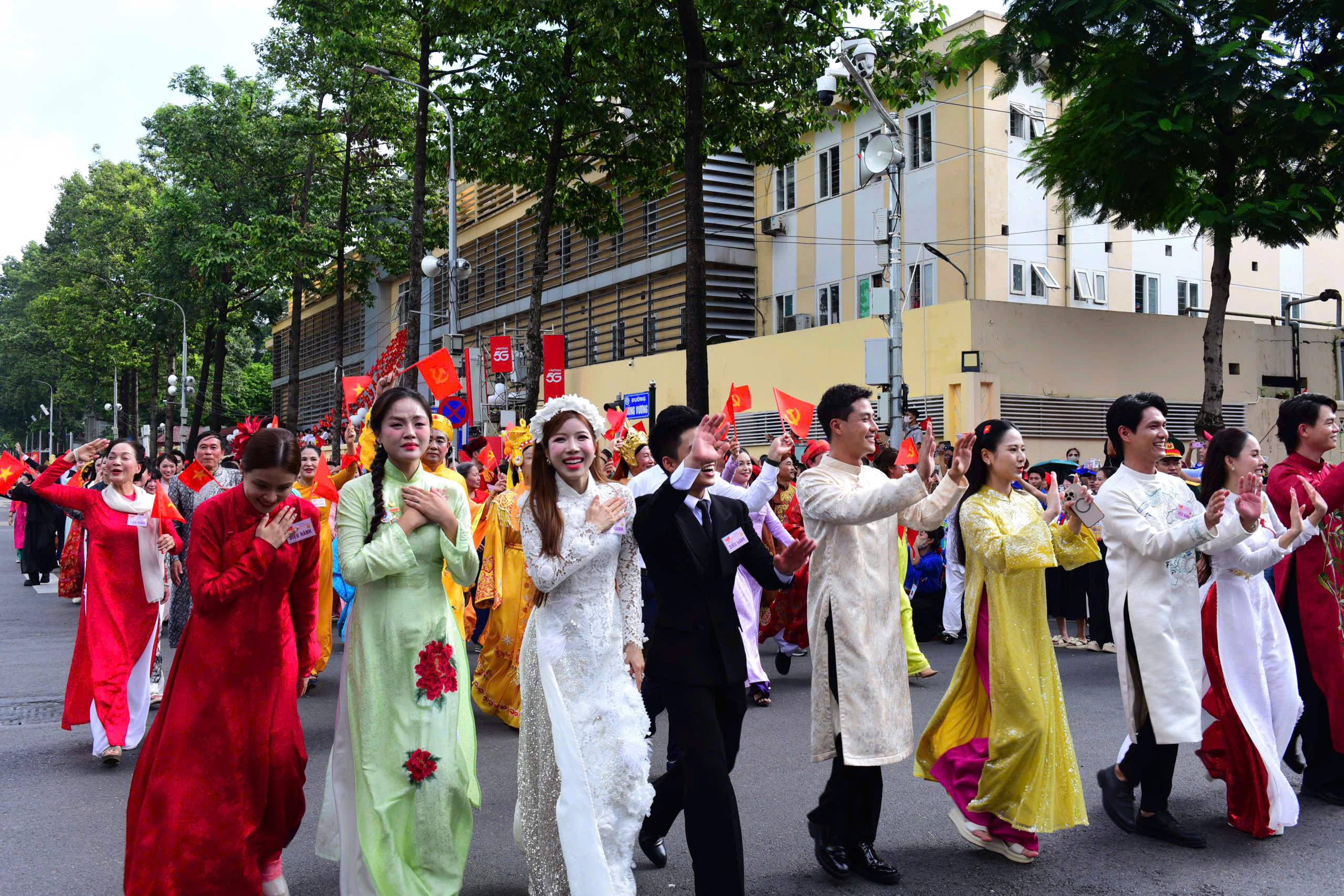 Những tà áo dài rực rỡ của các nghệ sĩ trong ngày diễu binh, diễu hành A80 - ảnh 2