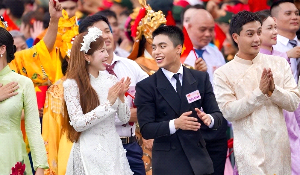 Những tà áo dài rực rỡ của các nghệ sĩ trong ngày diễu binh, diễu hành A80 - ảnh 3