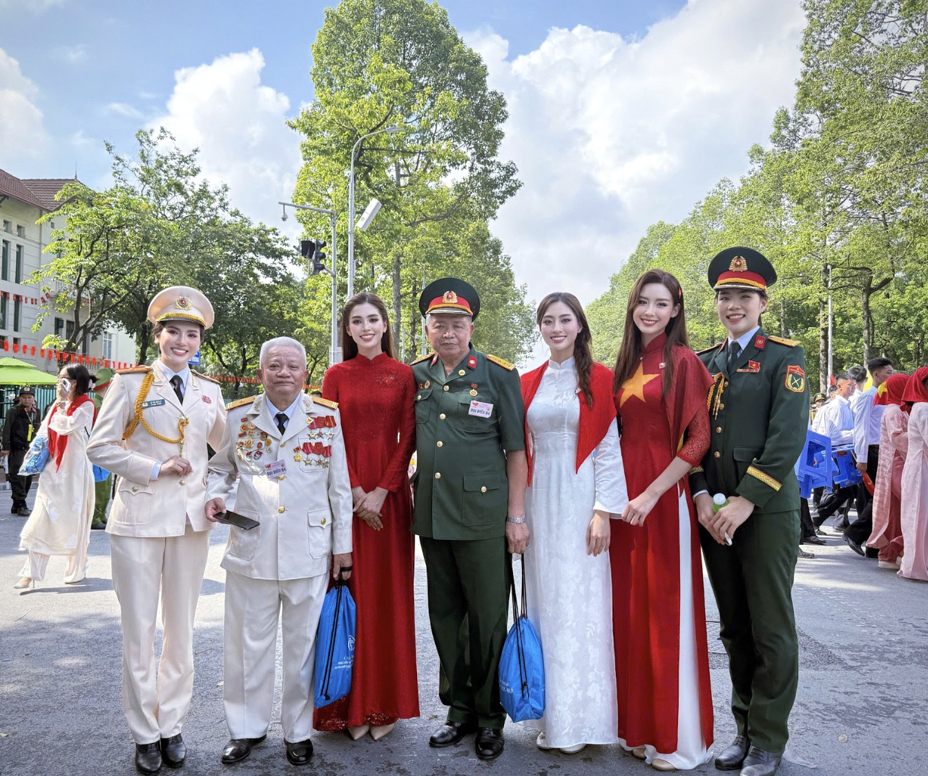 Những tà áo dài rực rỡ của các nghệ sĩ trong ngày diễu binh, diễu hành A80 - ảnh 4