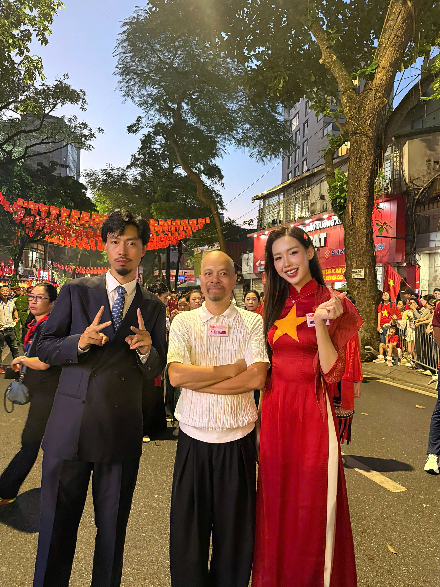 Những tà áo dài rực rỡ của các nghệ sĩ trong ngày diễu binh, diễu hành A80 - ảnh 5