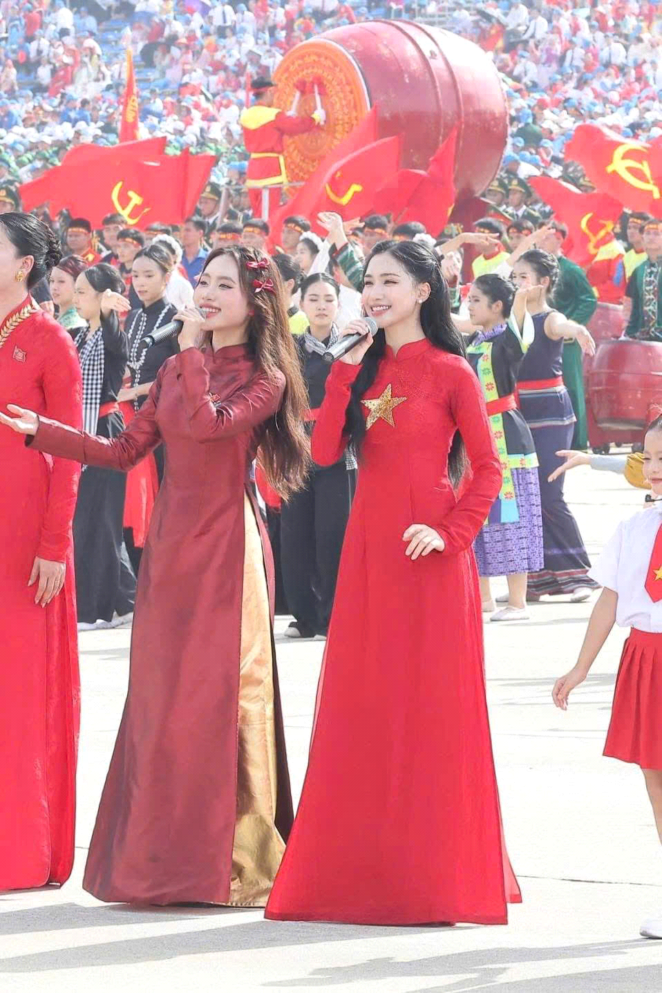 Những tà áo dài rực rỡ của các nghệ sĩ trong ngày diễu binh, diễu hành A80 - ảnh 6