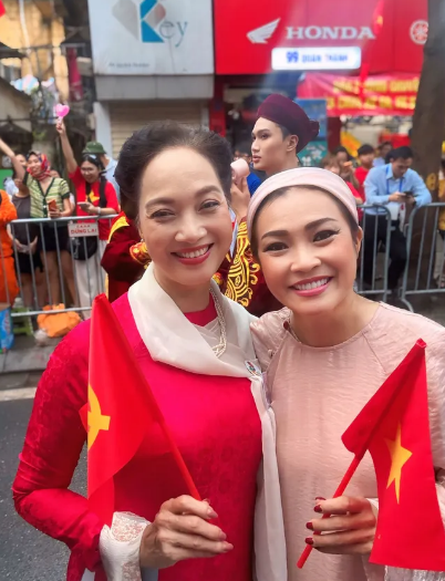 Những tà áo dài rực rỡ của các nghệ sĩ trong ngày diễu binh, diễu hành A80 - ảnh 8