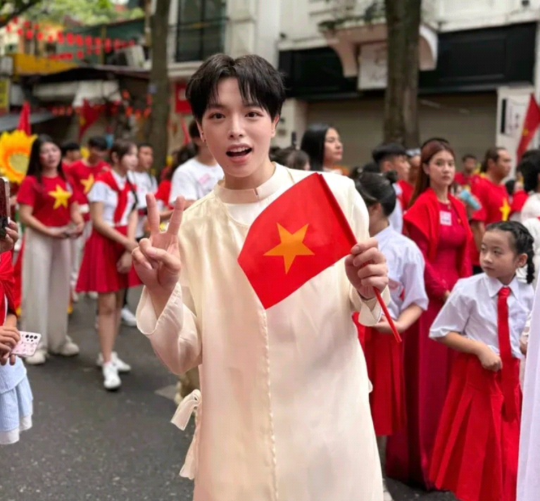 Những tà áo dài rực rỡ của các nghệ sĩ trong ngày diễu binh, diễu hành A80 - ảnh 9