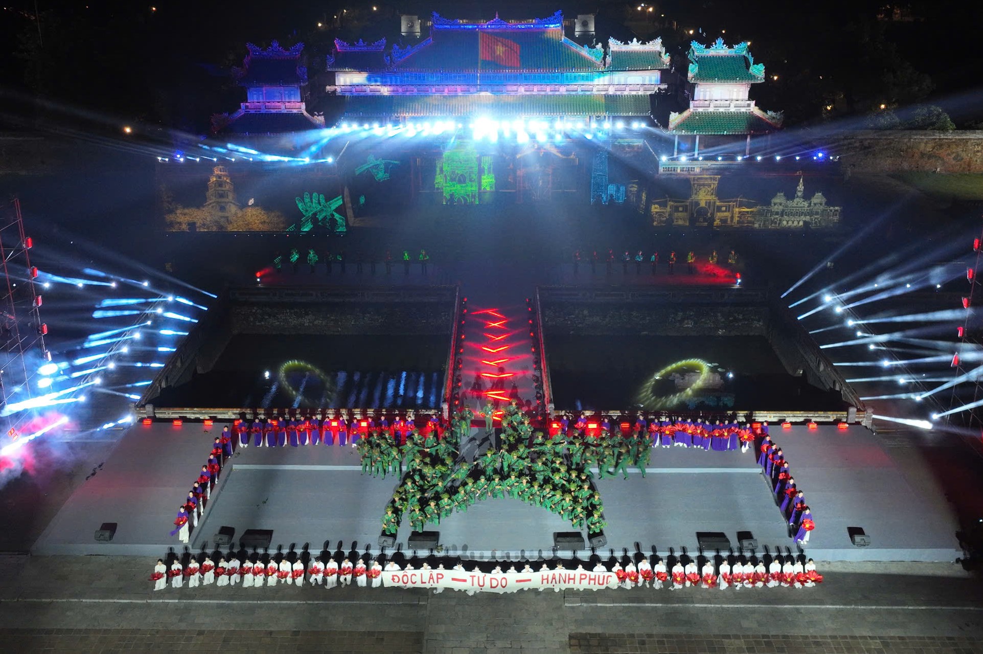 Chương trình nghệ thuật chính luận “Thời cơ vàng” tại đầu cầu Huế - ảnh 2