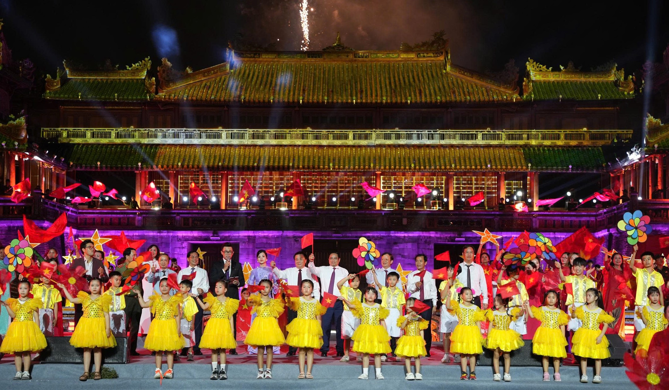 Chương trình nghệ thuật chính luận “Thời cơ vàng” tại đầu cầu Huế - ảnh 1