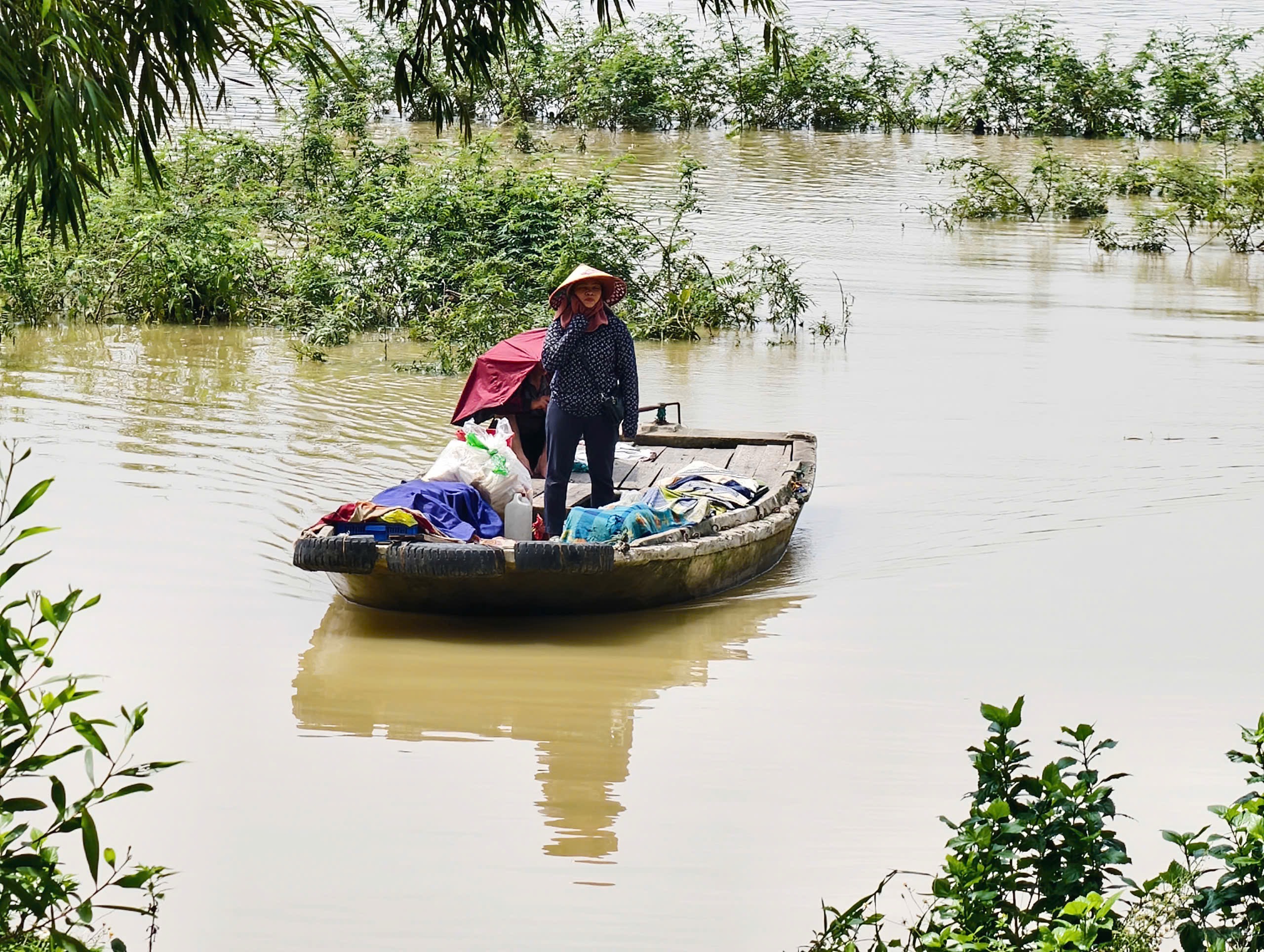 Toàn cảnh Kênh Gà bị cô lập trong nước lũ - ảnh 7