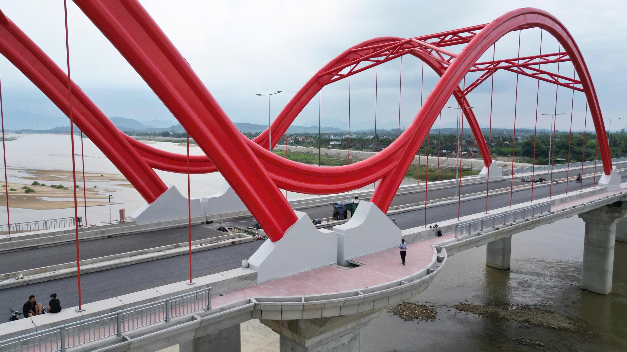 Cầu vòm thép điểm nhấn kiến trúc mới trên sông Trà Khúc - ảnh 3
