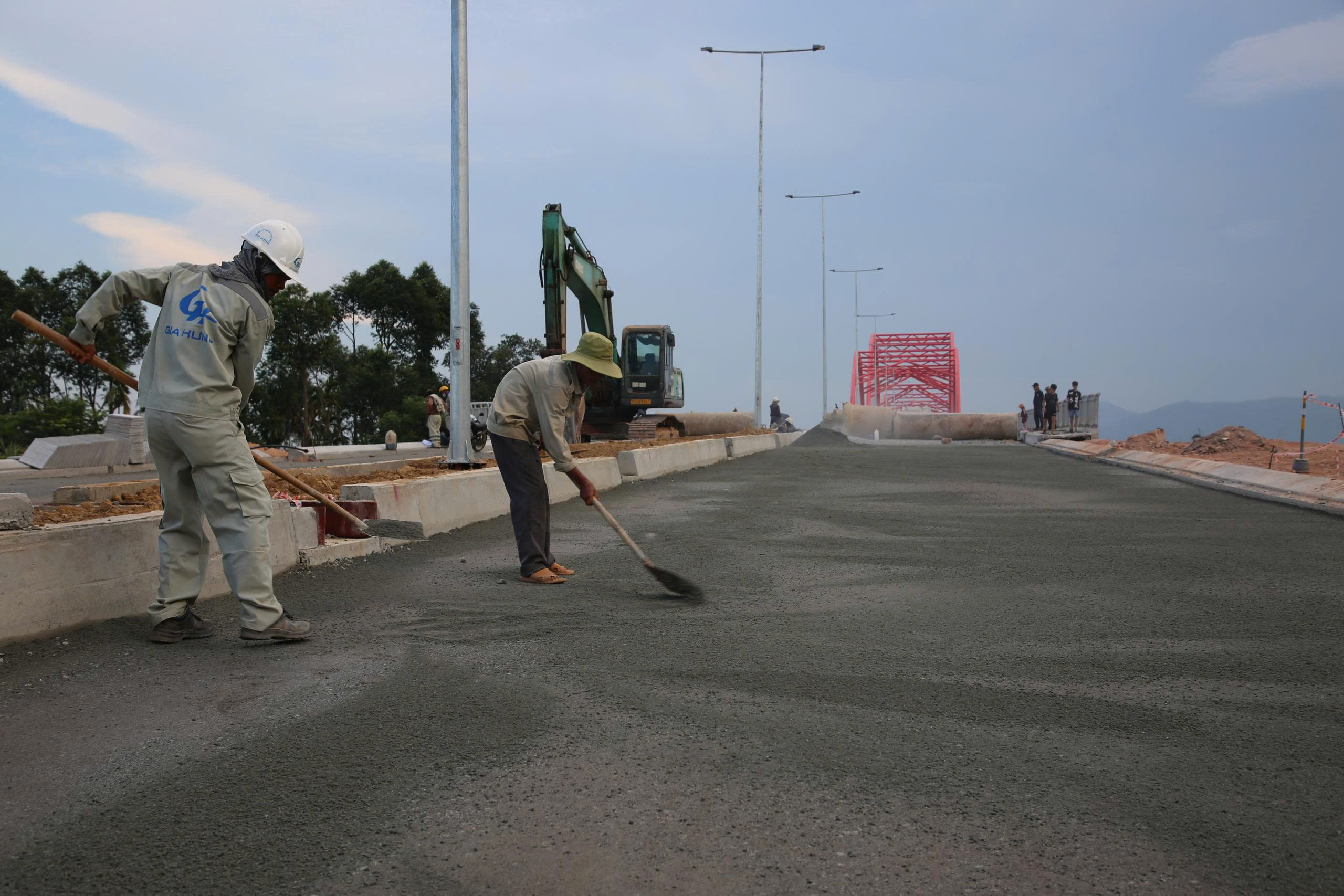 Cầu vòm thép điểm nhấn kiến trúc mới trên sông Trà Khúc - ảnh 5