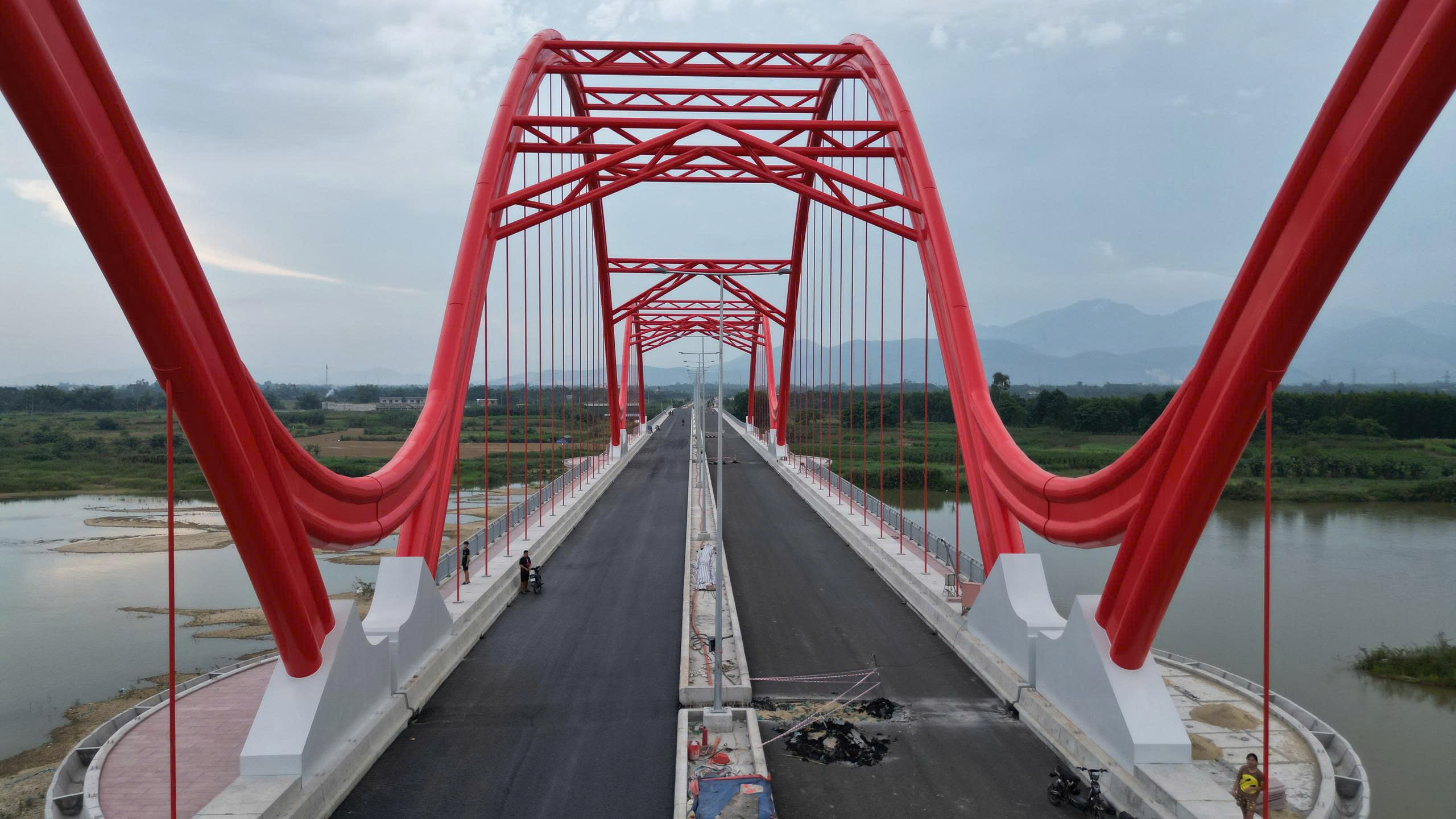 Cầu vòm thép điểm nhấn kiến trúc mới trên sông Trà Khúc - ảnh 2