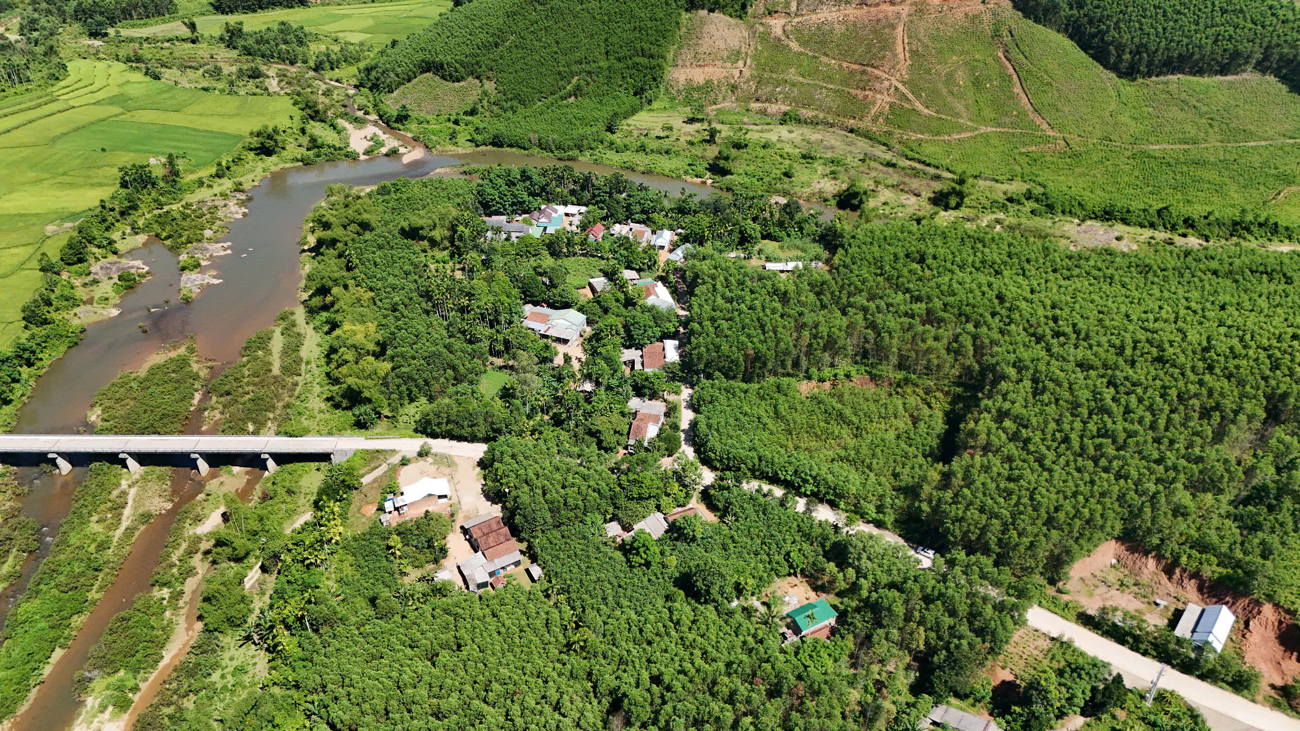 Người dân ở Gò Rạch và Kà La mòn mỏi chờ cấp điện - ảnh 14