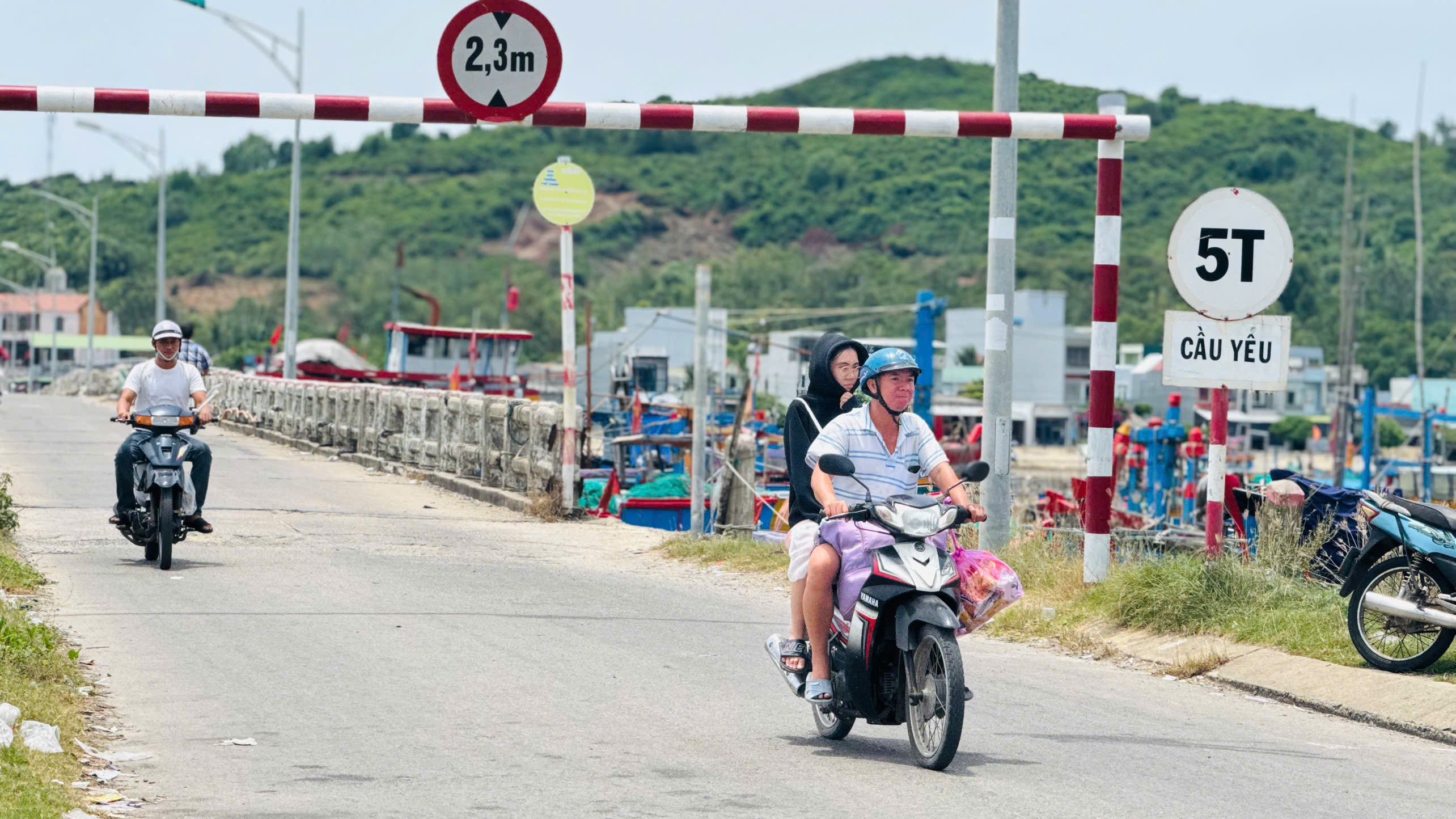 Cầu nguy cơ đổ sập, chính quyền cảnh báo ngư dân vẫn neo đậu - ảnh 6