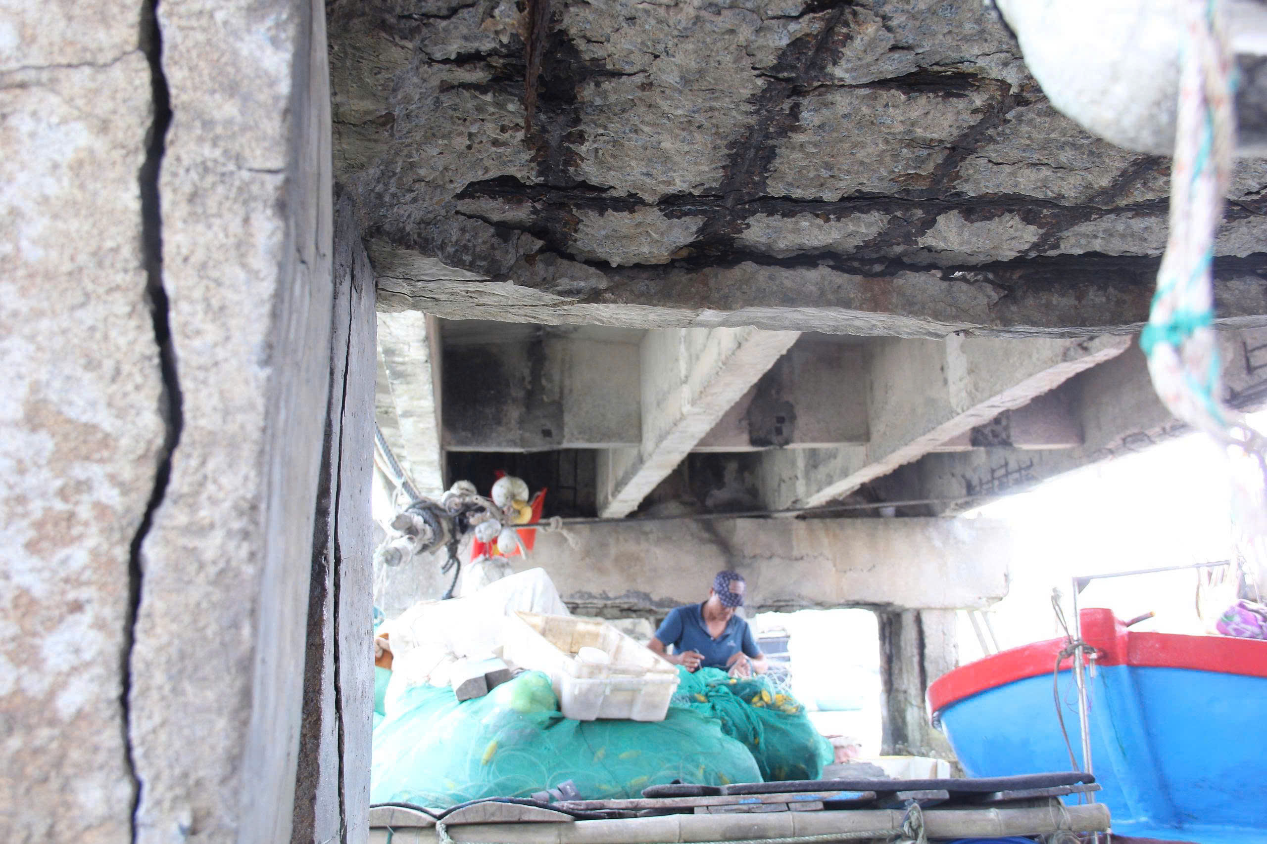 Cầu nguy cơ đổ sập, chính quyền cảnh báo ngư dân vẫn neo đậu - ảnh 2