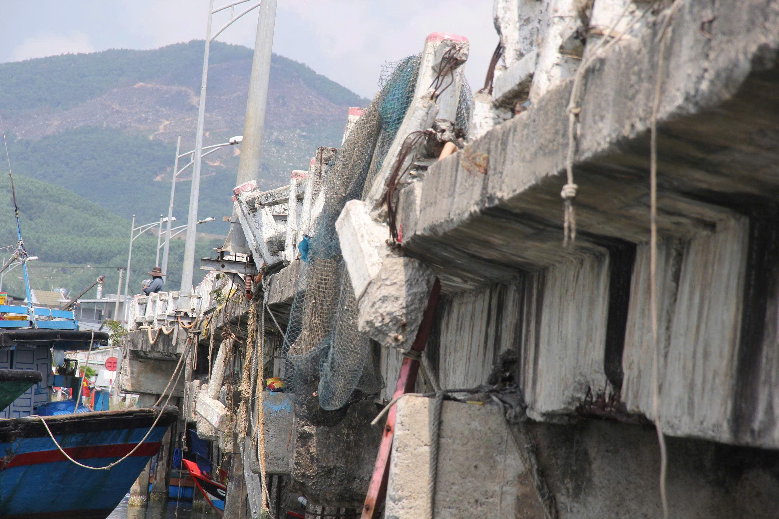 Cầu nguy cơ đổ sập, chính quyền cảnh báo ngư dân vẫn neo đậu - ảnh 4