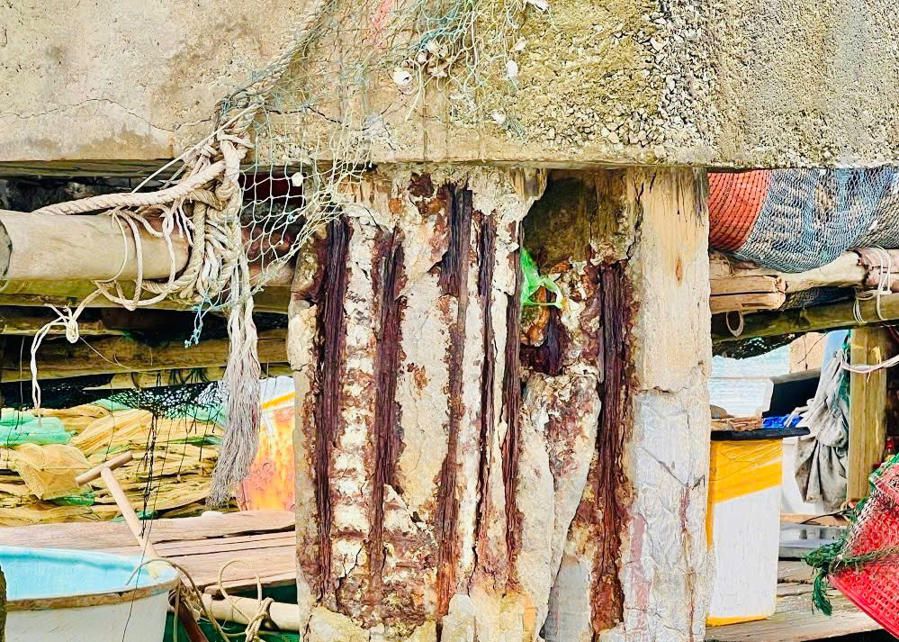 Cầu nguy cơ đổ sập, chính quyền cảnh báo ngư dân vẫn neo đậu - ảnh 3