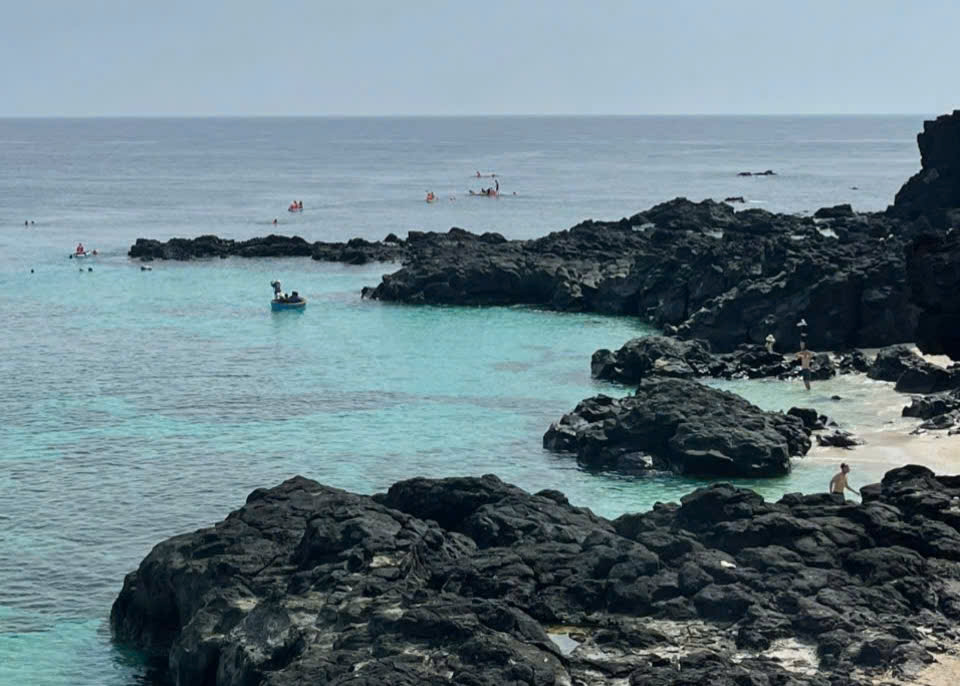 Du khách mê mẩn đường hoa giấy rực rỡ ở đảo Bé - ảnh 8