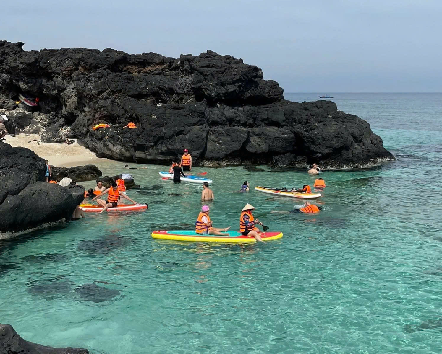 Du khách mê mẩn đường hoa giấy rực rỡ ở đảo Bé - ảnh 7