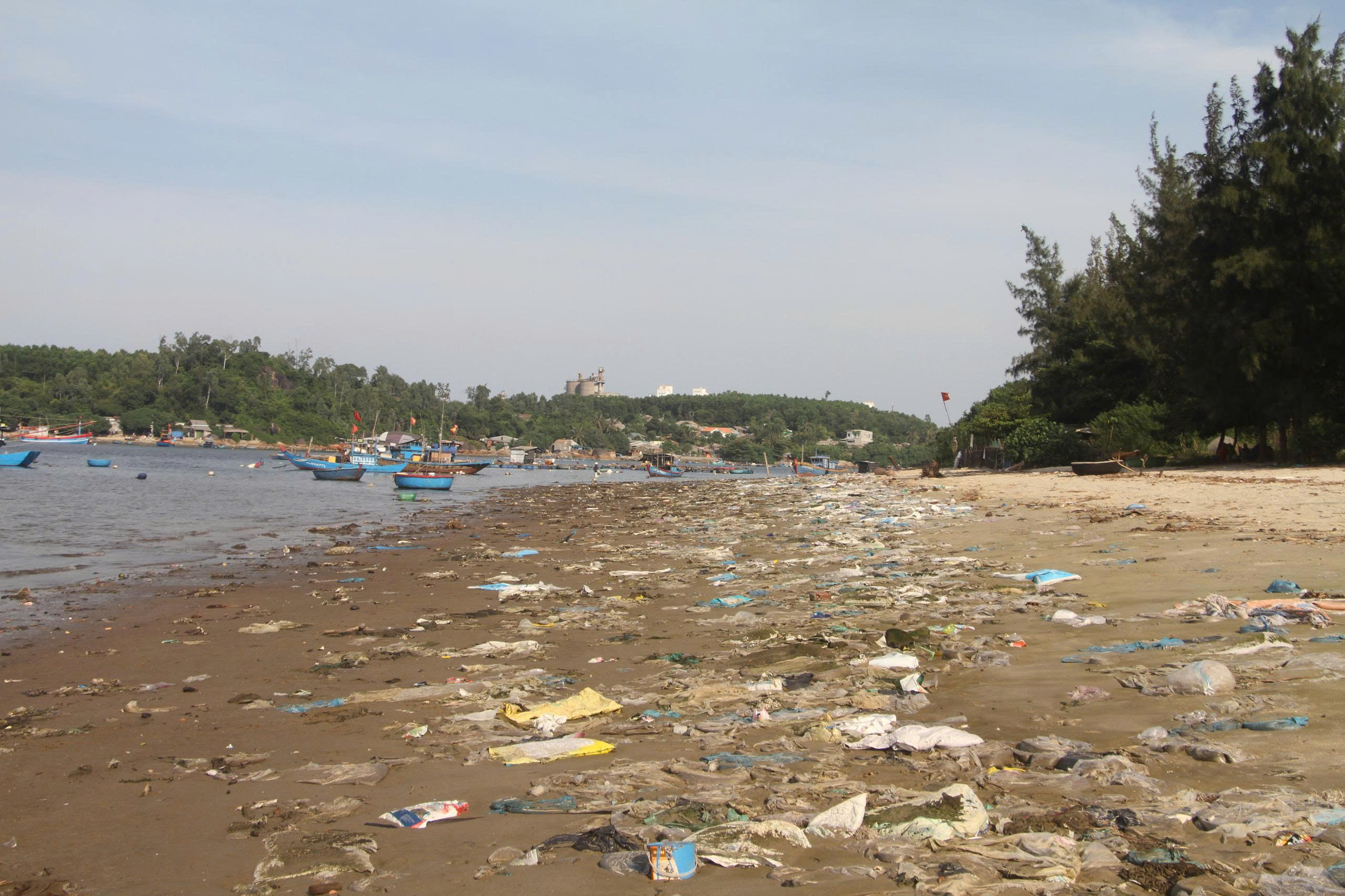 Bờ biển trở thành nơi “tập kết” rác thải - ảnh 3