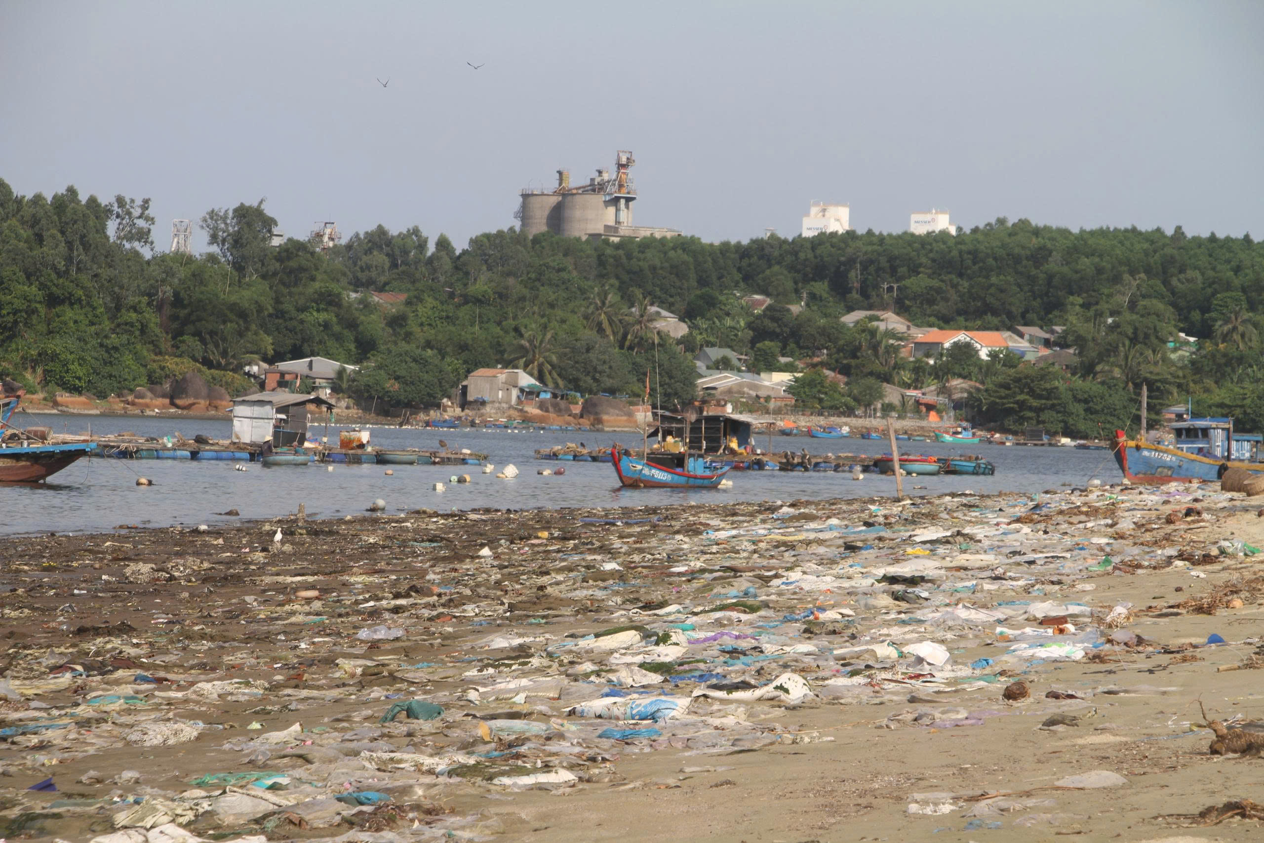 Bờ biển trở thành nơi “tập kết” rác thải - ảnh 5