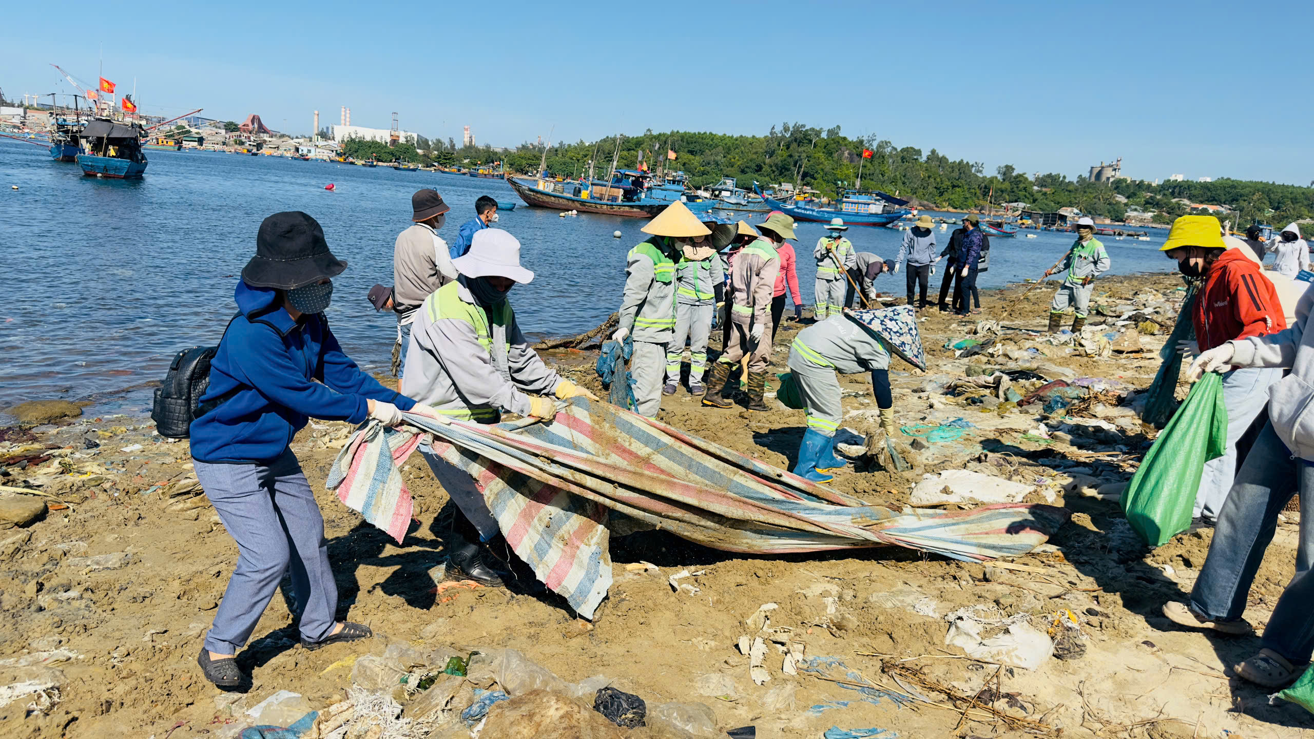 Thu gom, xử lý hơn 15 tấn rác làm sạch bãi biển cửa Sa Cần - ảnh 1