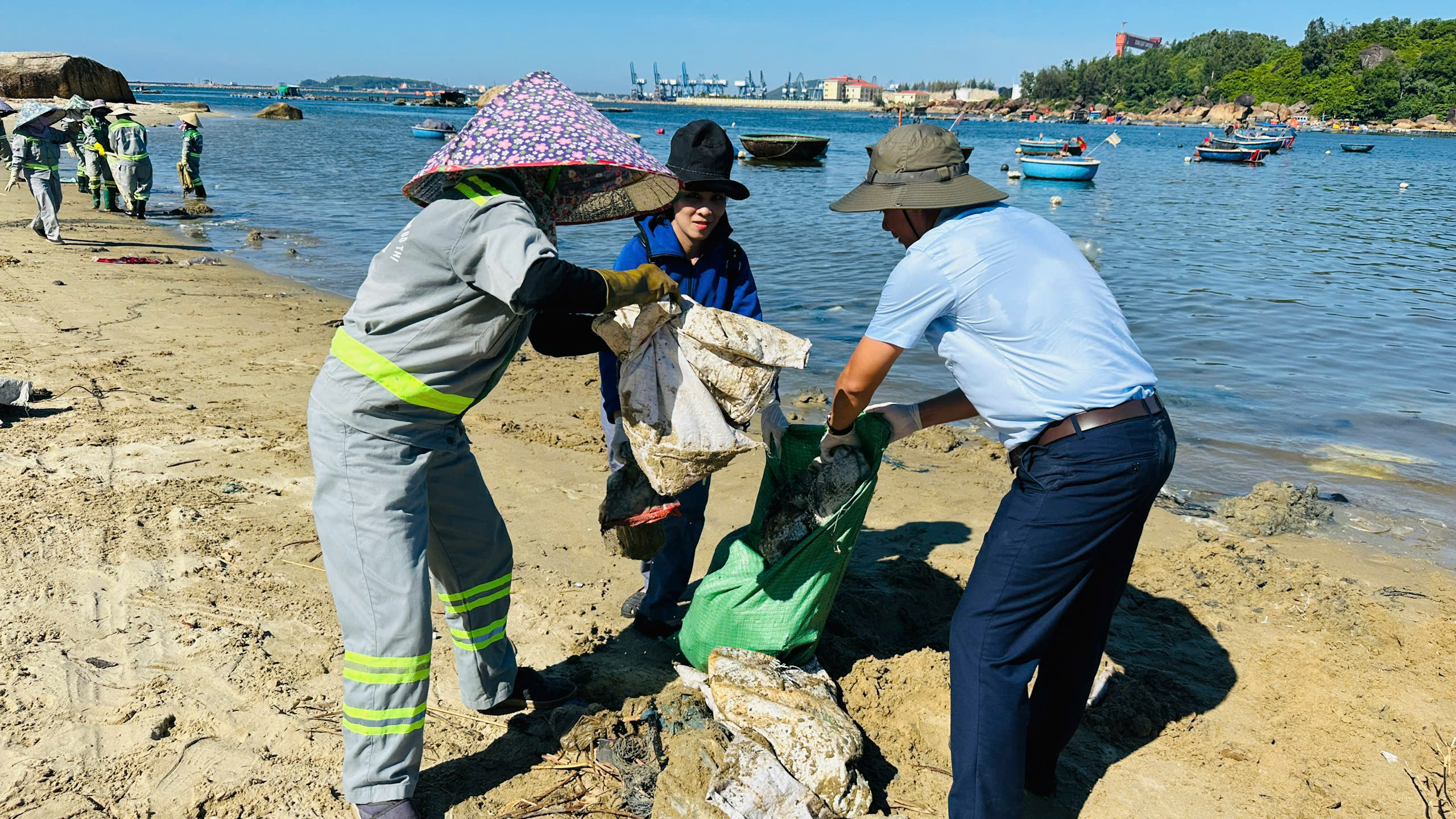 Thu gom, xử lý hơn 15 tấn rác làm sạch bãi biển cửa Sa Cần - ảnh 2