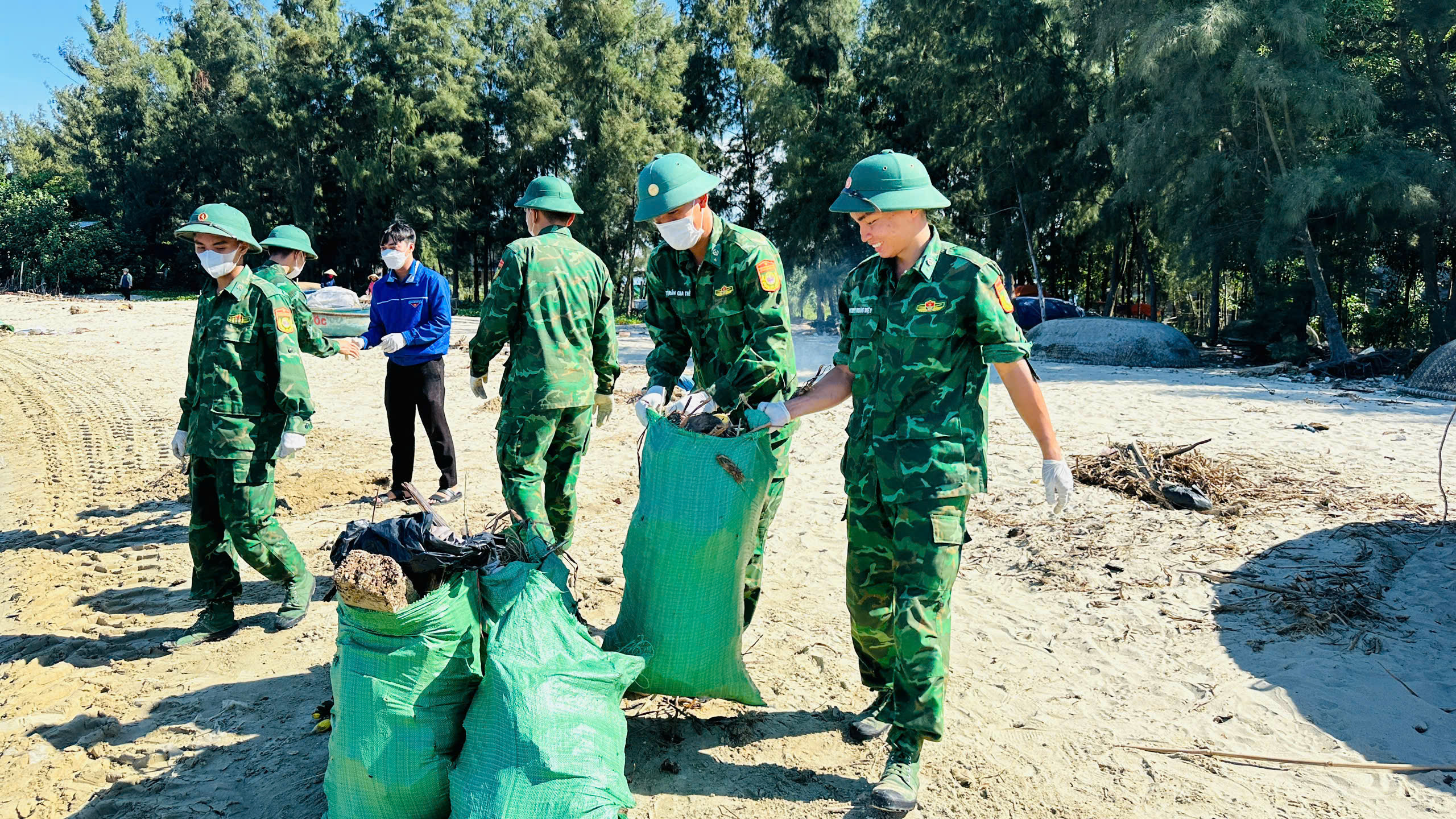 Thu gom, xử lý hơn 15 tấn rác làm sạch bãi biển cửa Sa Cần - ảnh 5
