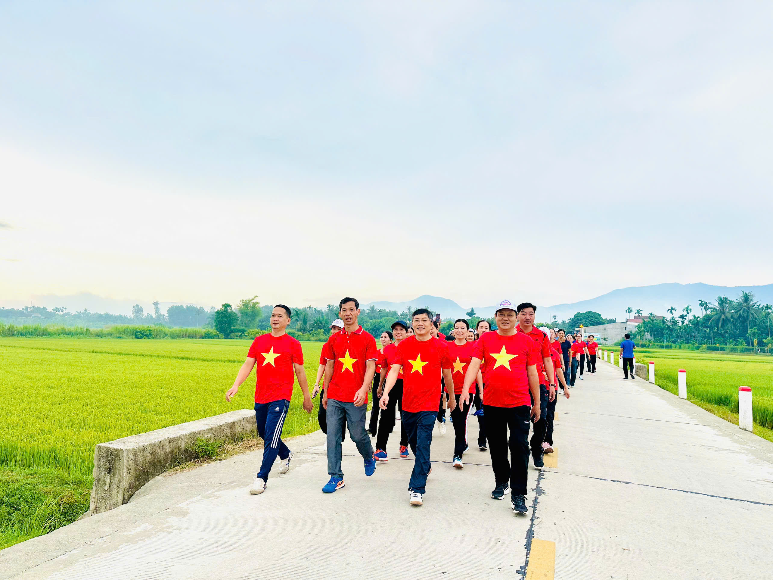 Sôi nổi hưởng ứng phong trào “Cùng Việt Nam tiến bước” ở Quảng Ngãi - ảnh 5