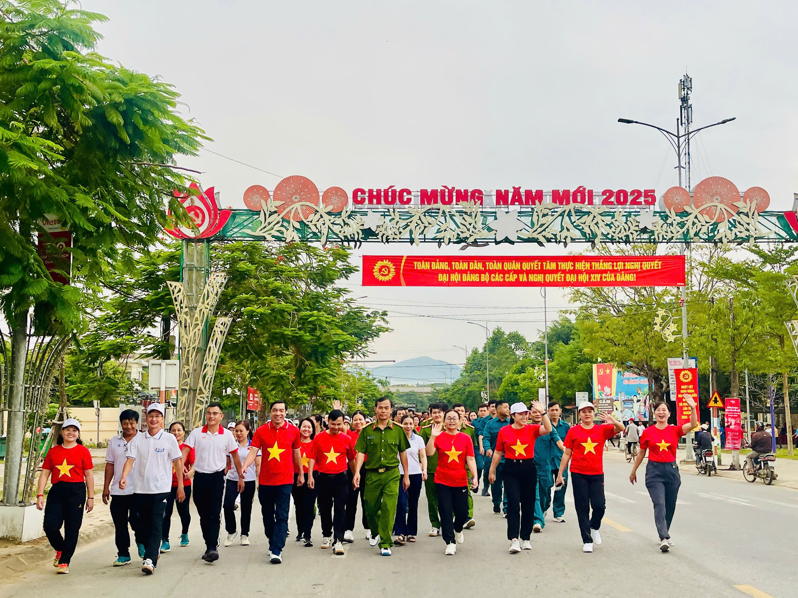 Sôi nổi hưởng ứng phong trào “Cùng Việt Nam tiến bước” ở Quảng Ngãi - ảnh 4