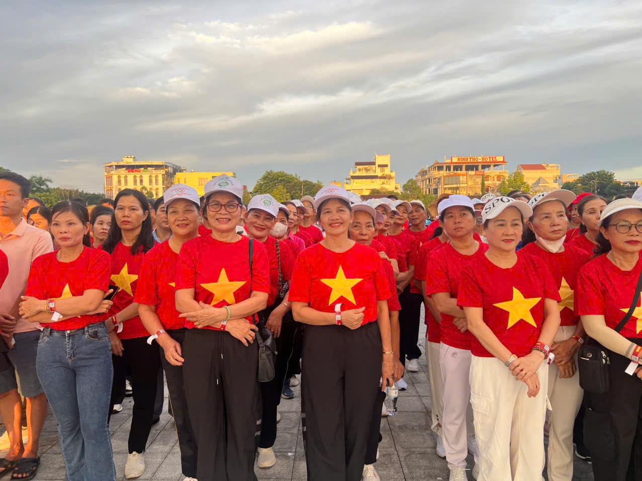 Sôi nổi hưởng ứng phong trào “Cùng Việt Nam tiến bước” ở Quảng Ngãi - ảnh 1